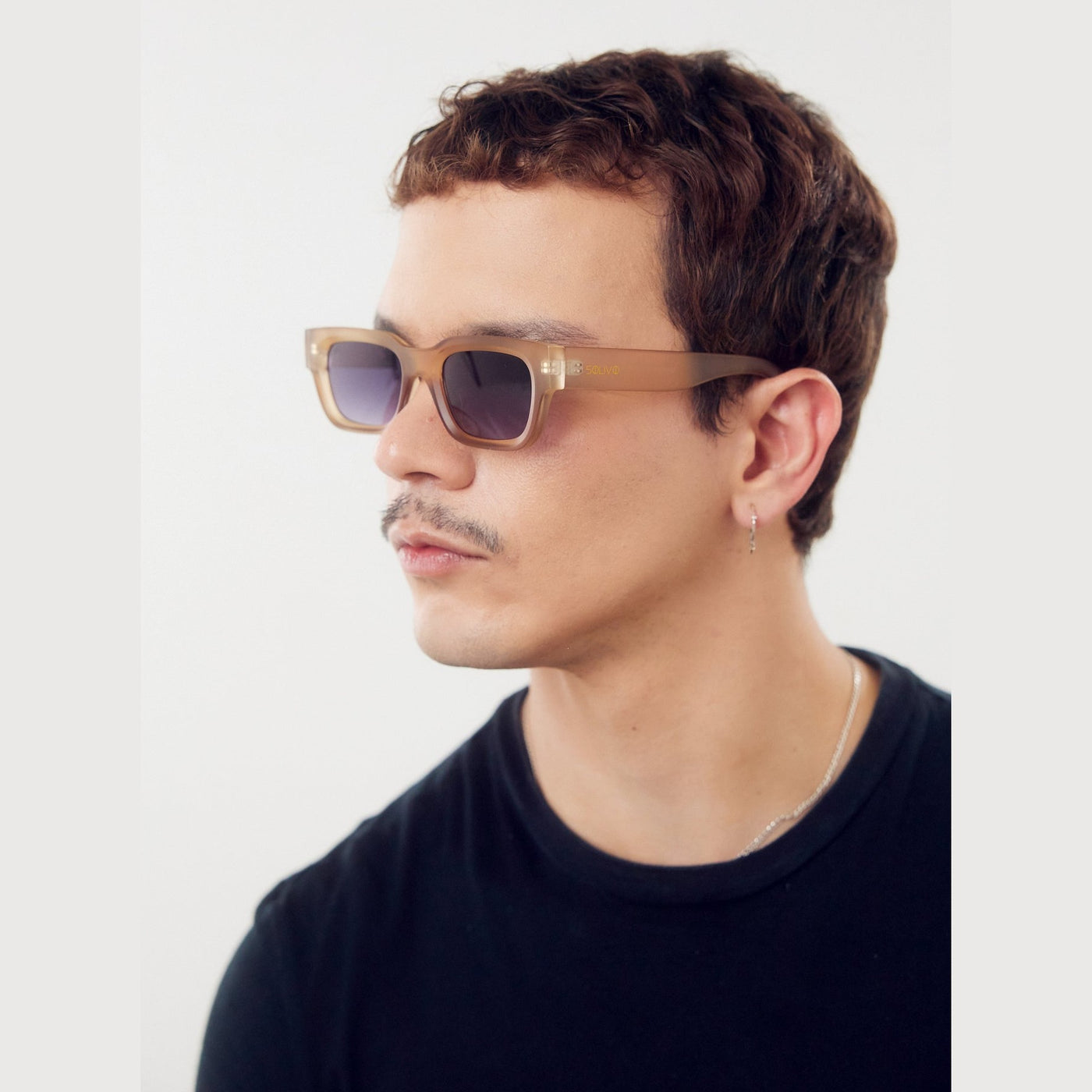 Detalle de los lentes de sol NOX Beige Lila de Solivo Eyewear — filtro UV400, ideal para el aire libre