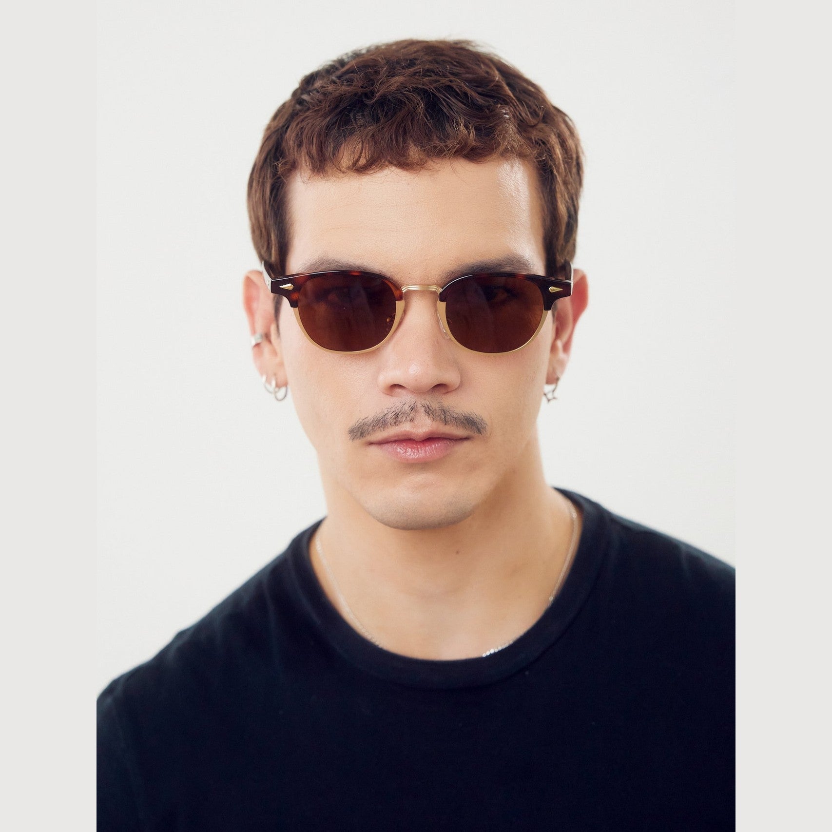 Gafas de sol LUX de Solivo, modelo Carey Café, con diseño elegante y moderno, ideales para protegerse del sol con estilo. Perfectas para disfrutar de días soleados con protección UV400.