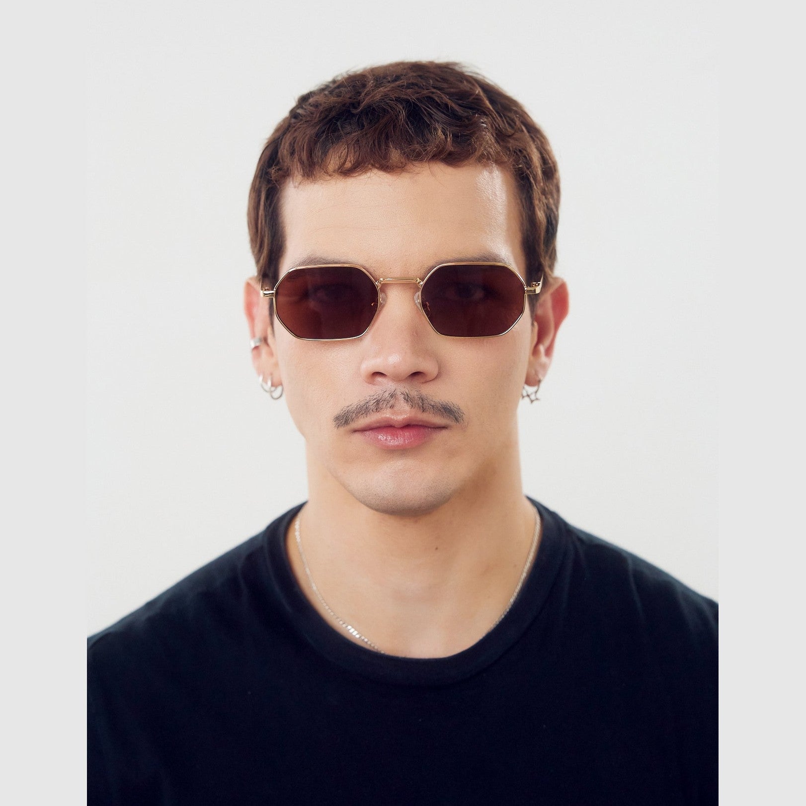 Lentes de sol OSAK de Solivo, modernos y elegantes, perfectos para proteger tus ojos con estilo en días soleados.