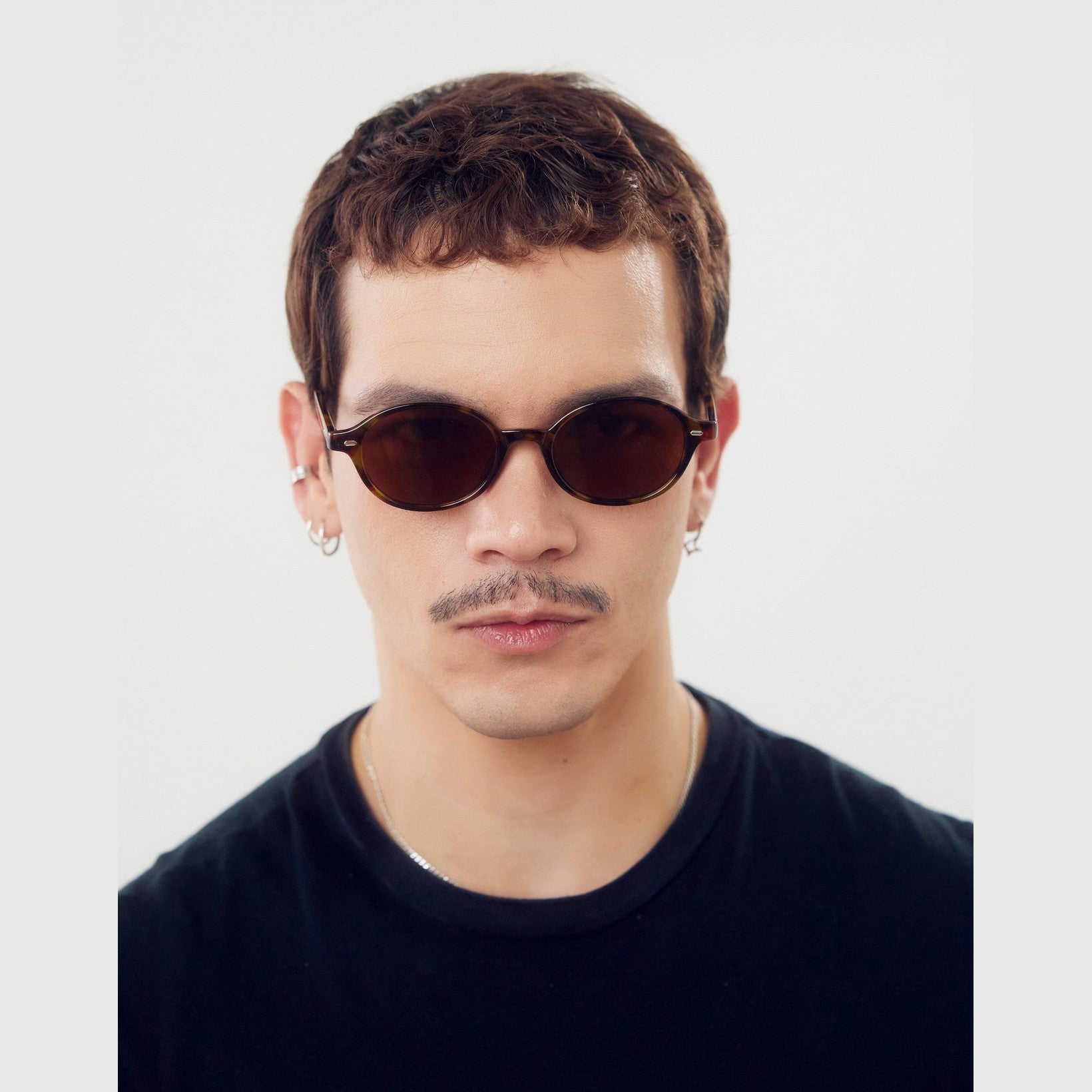 Diseño elegante y contemporáneo de los lentes del sol NYCA de Solivo, ideales para la protección UV400 y actividades al aire libre.