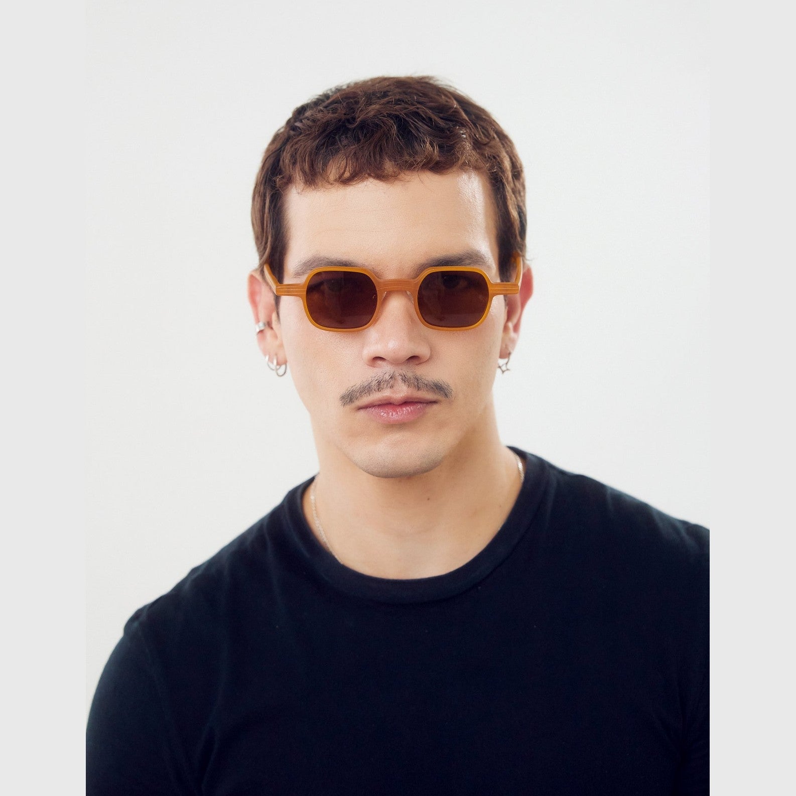 Lentes de sol LUNE de Solivo, estilo elegante y sofisticado perfectos para cualquier ocasión bajo el sol.