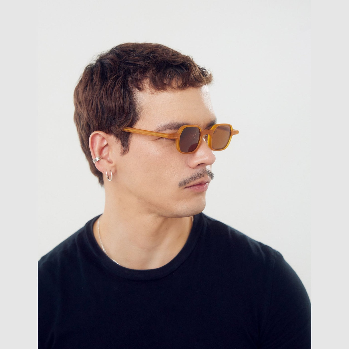 Detalle de los lentes de sol LUNE Café de Solivo Eyewear — filtro UV400, ideal para días soleados