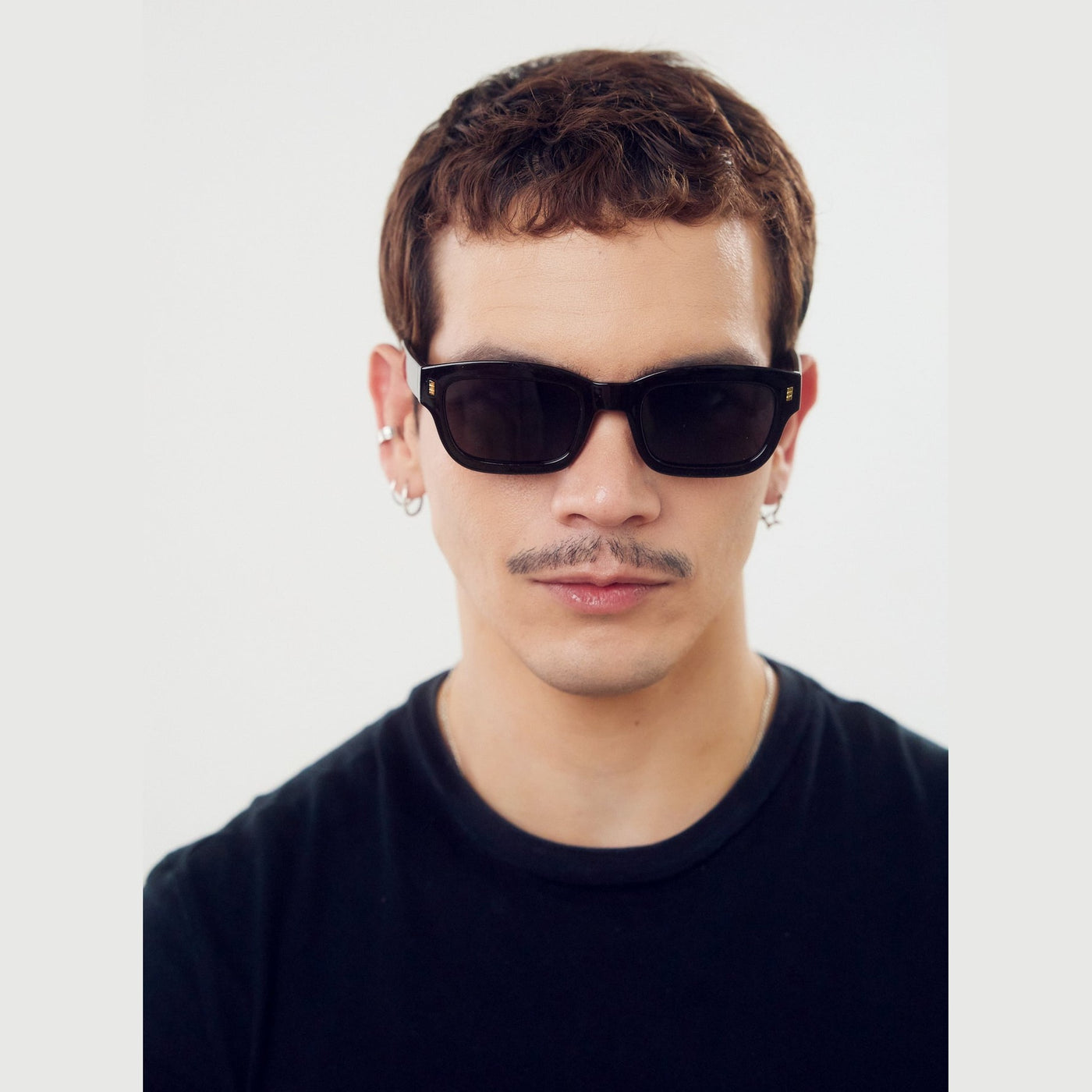 Detalle de los lentes de sol ZEE Negro de Solivo Eyewear — filtro UV400, diseño elegante
