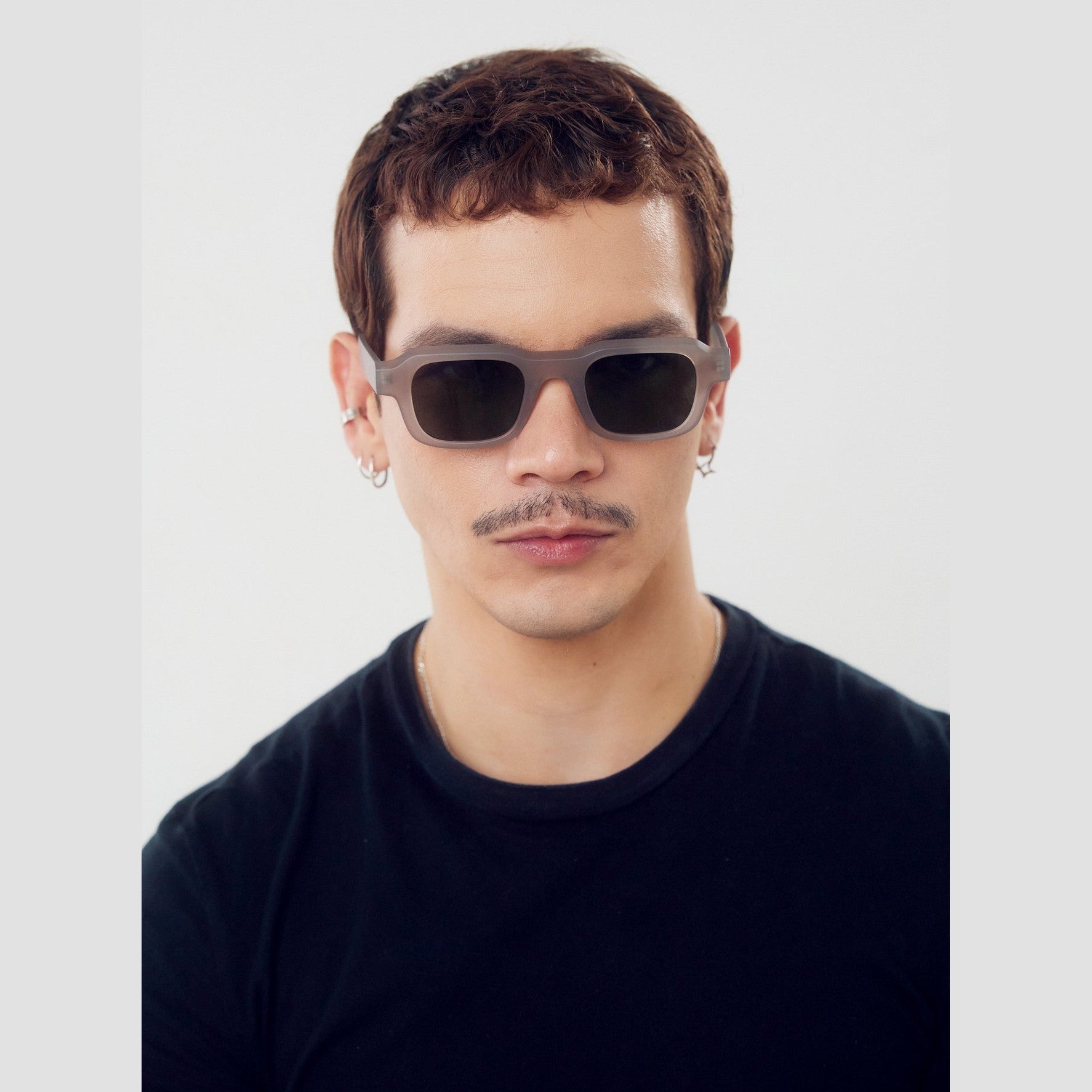 Lentes de sol VIO de Solivo en diseño gris verde, combinando moda y funcionalidad para una experiencia al aire libre perfecta.