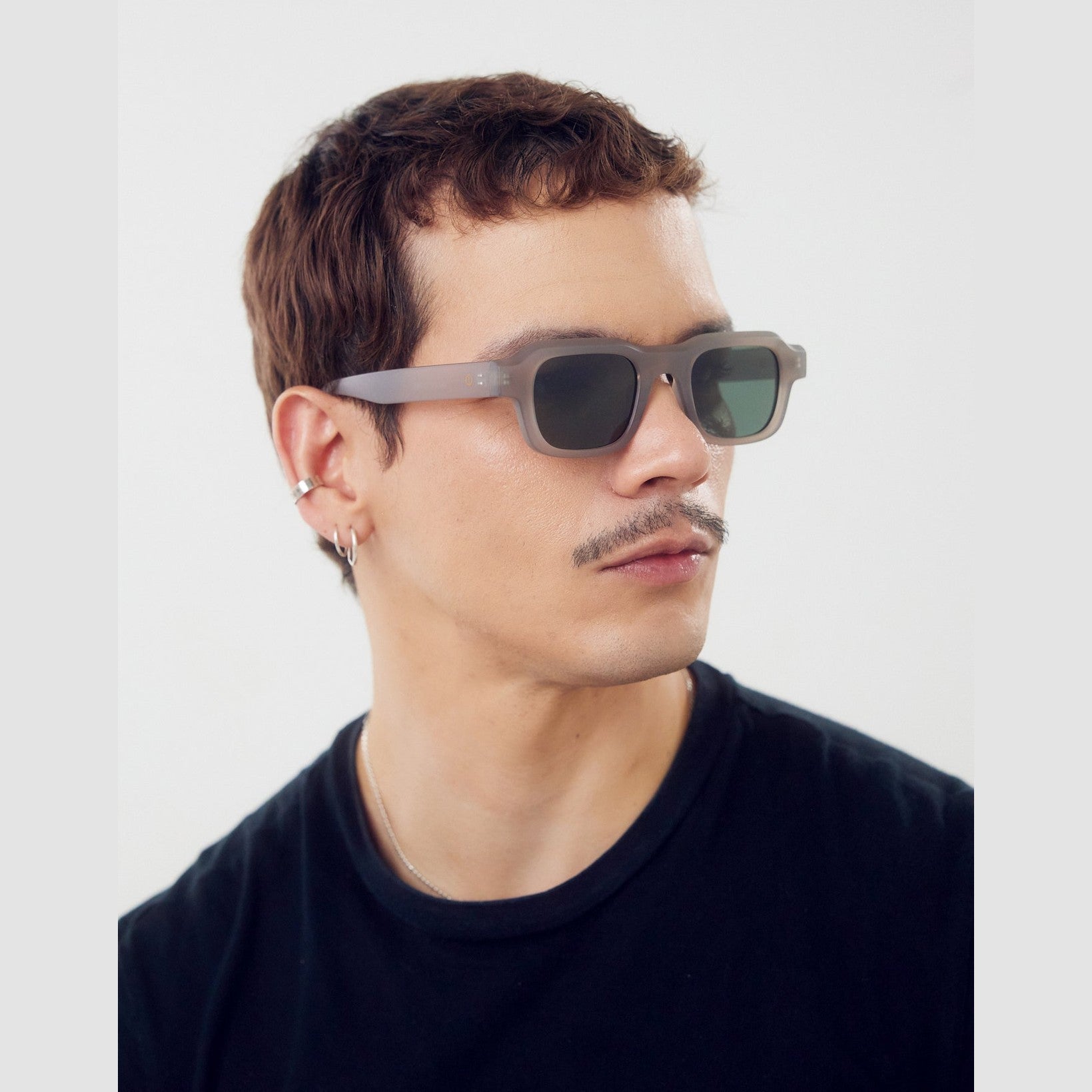 Gafas VIO de Solivo, elegantes y ligeras, ideales para disfrutar del sol con protección UV400 y estilo contemporáneo.