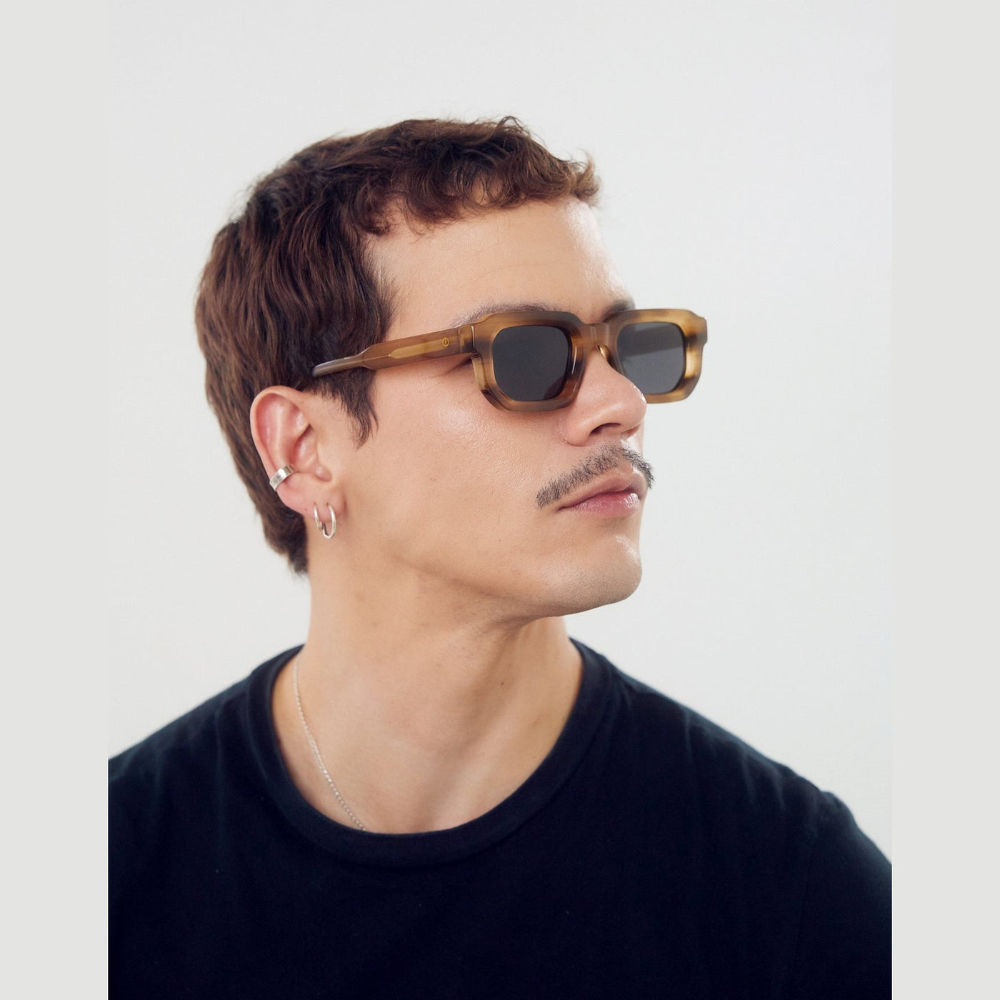 Detalle de los lentes de sol Évo Café de Solivo Eyewear — filtro UV400, diseño moderno
