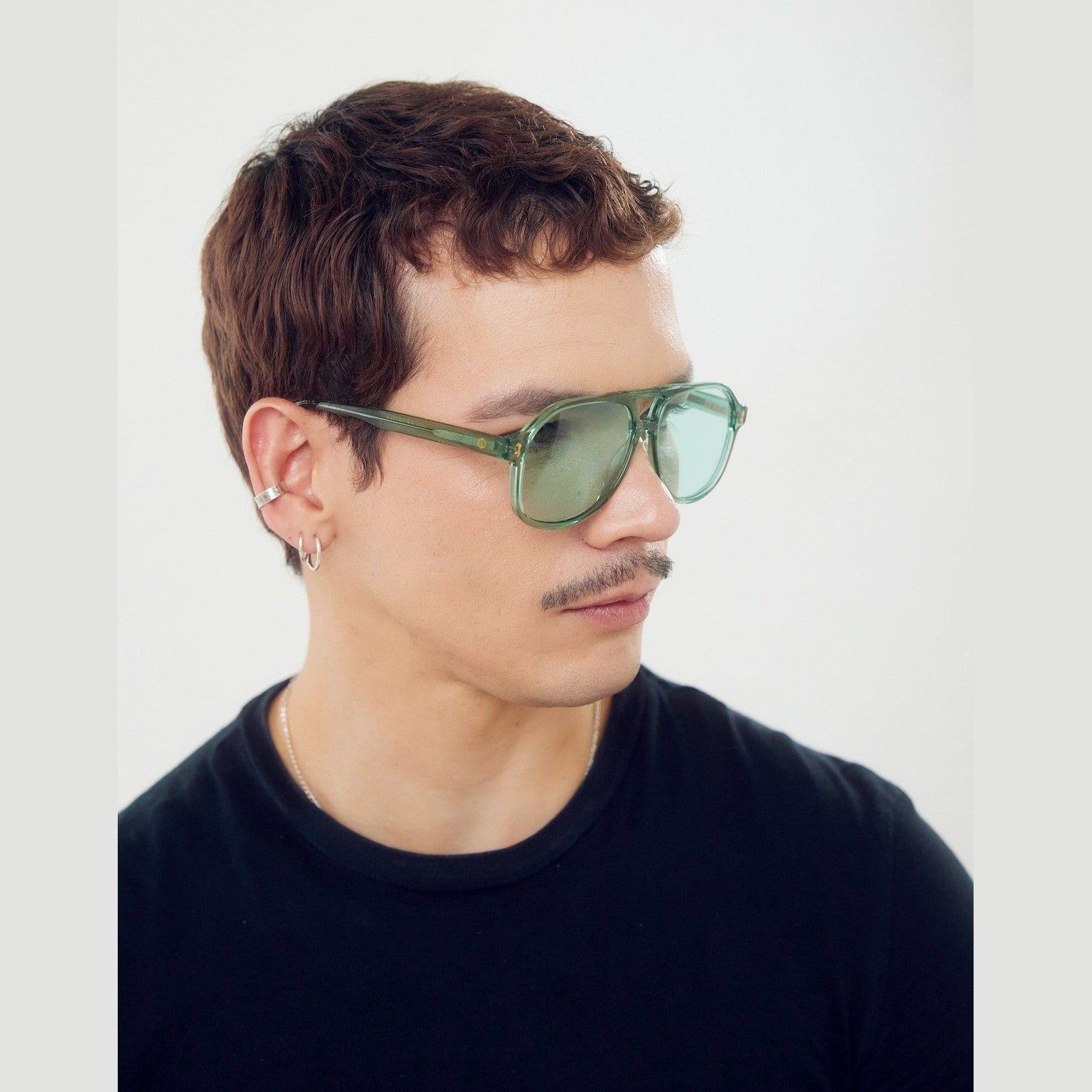 Vista de los lentes de sol Sol - Verde de Solivo, con tecnología de lentes polarizados y protección UV400, perfectos para actividades al aire libre.