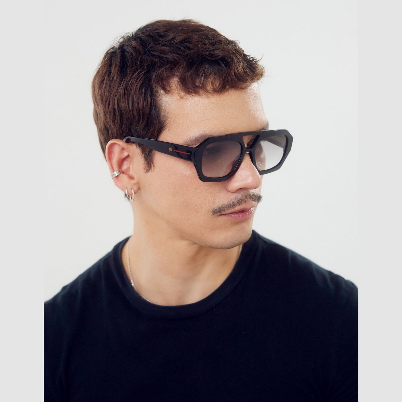 Detalle de los lentes de sol Oro Negro de Solivo Eyewear — filtro UV400, diseño metálico