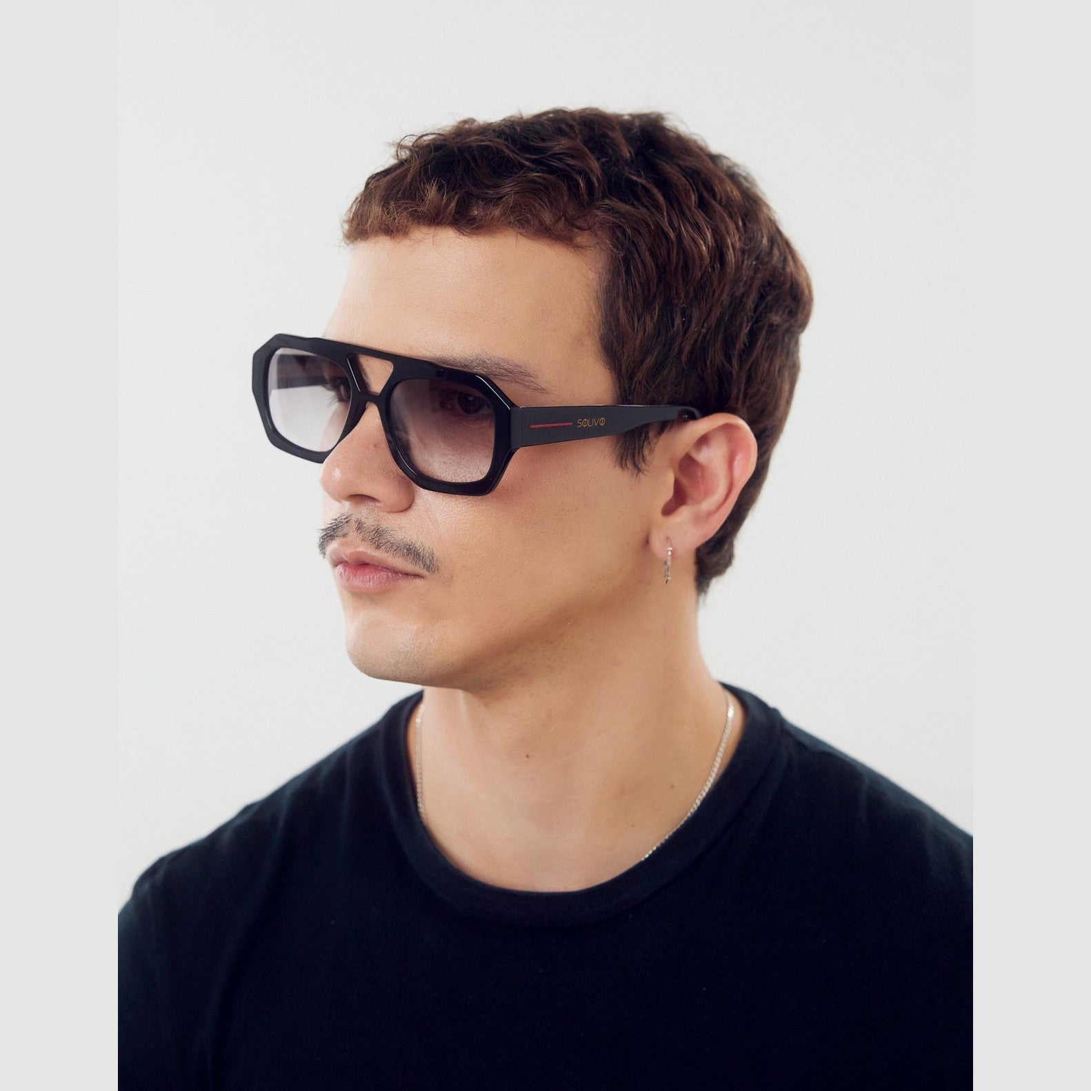 Lentes de sol Oro de Solivo, con diseño elegante y moderno, ideales para proteger tus ojos mientras resalta tu estilo.