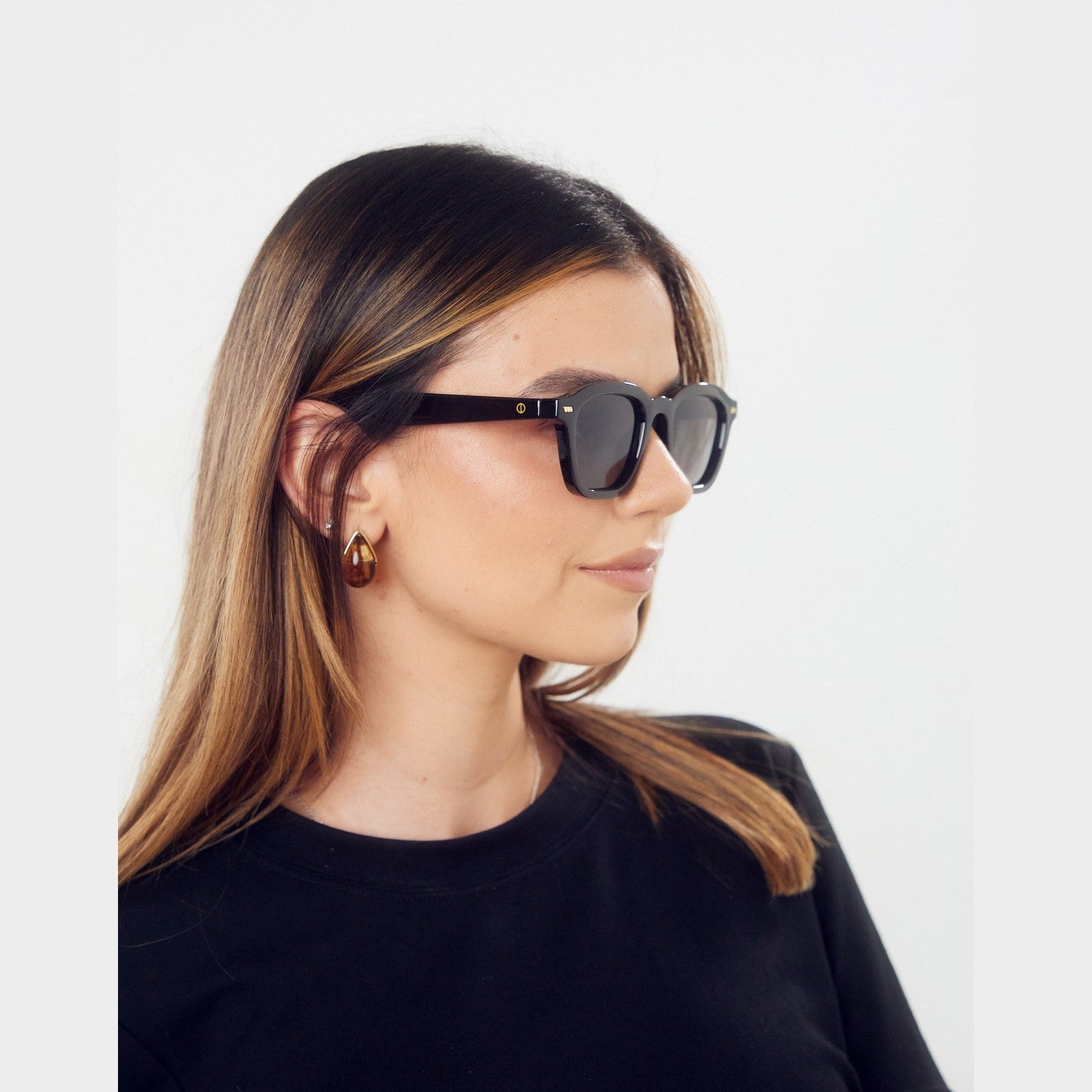 Vista cercana de los lentes de sol RIO de Solivo, con lentes polarizados y protección UV400 para una experiencia premium al aire libre.