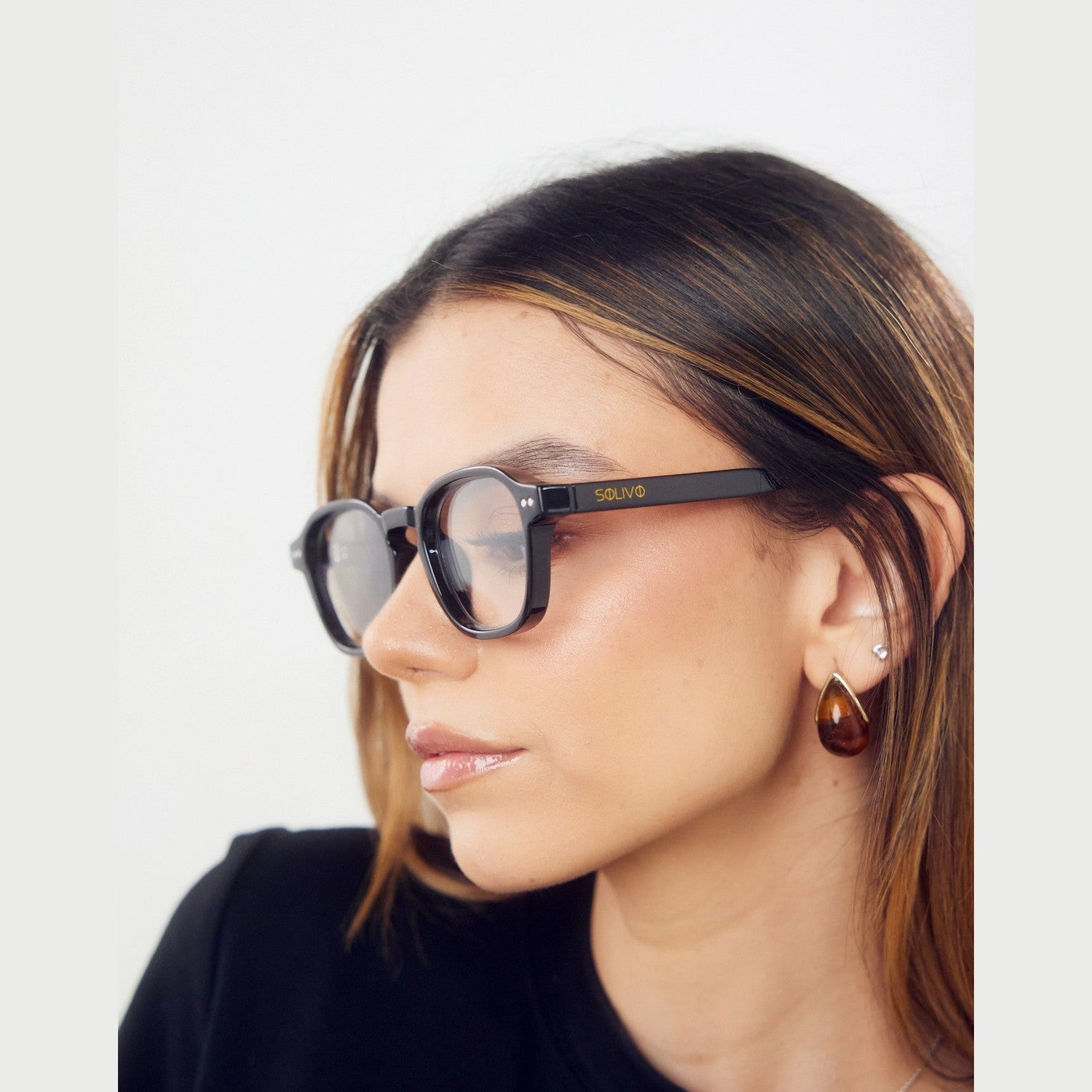 Lentes REM de Solivo, ideales para las aventuras al aire libre en Costa Rica, que combinan estilo y protección ocular.