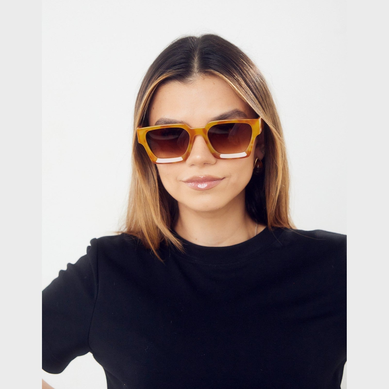 Lentes de sol JETT de Solivo con diseño elegante, ofrecen protección UV400, perfectos para disfrutar del sol en Costa Rica.