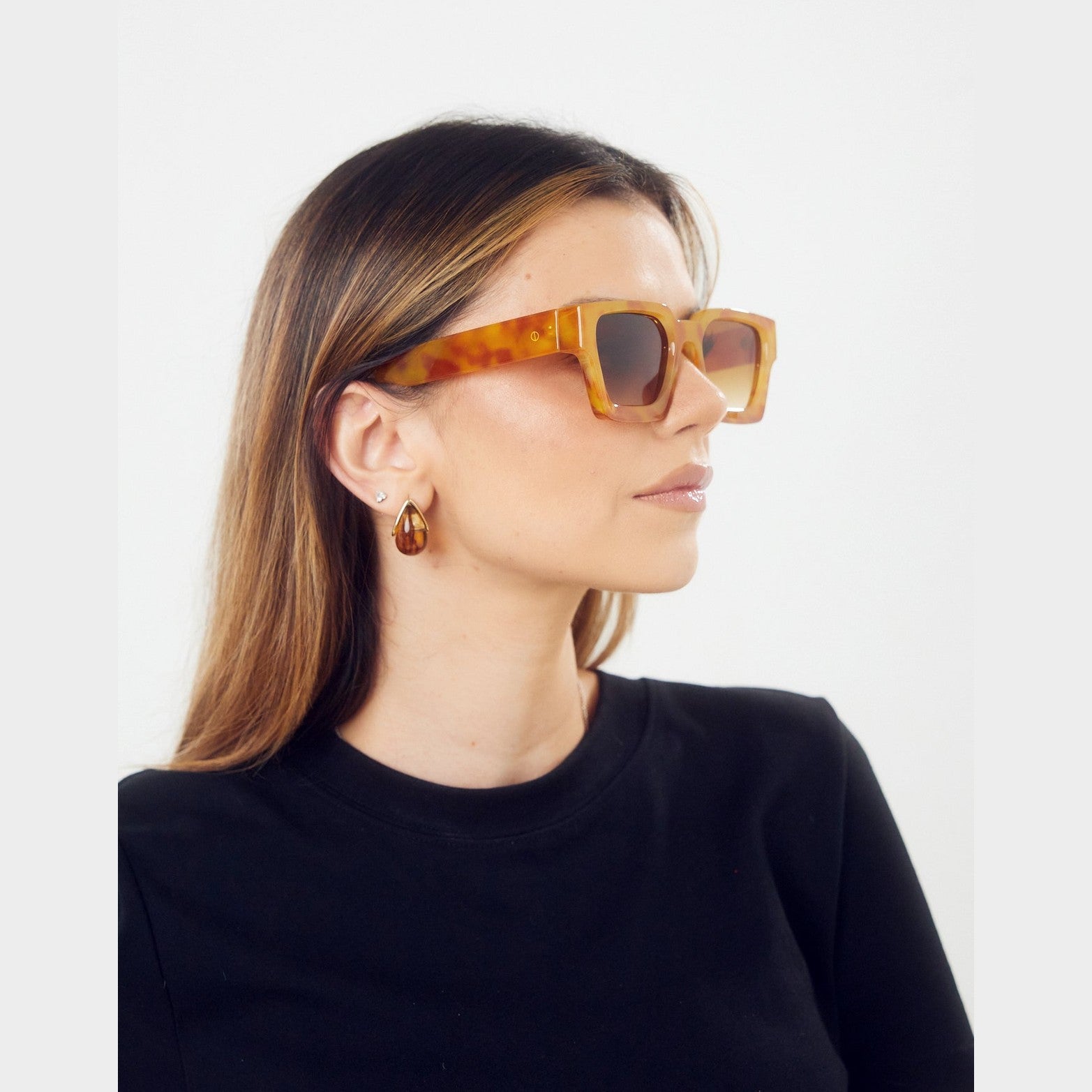 Vista de los lentes de sol JETT de Solivo, combinando estilo moderno y lentes polarizados para una visión clara y confortable.