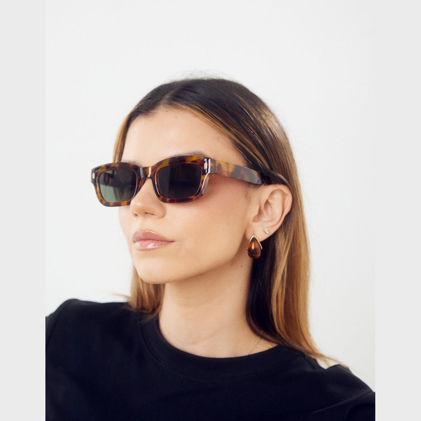 Detalle de los lentes de sol ZEE Carey de Solivo Eyewear — filtro UV400, montura tortoise