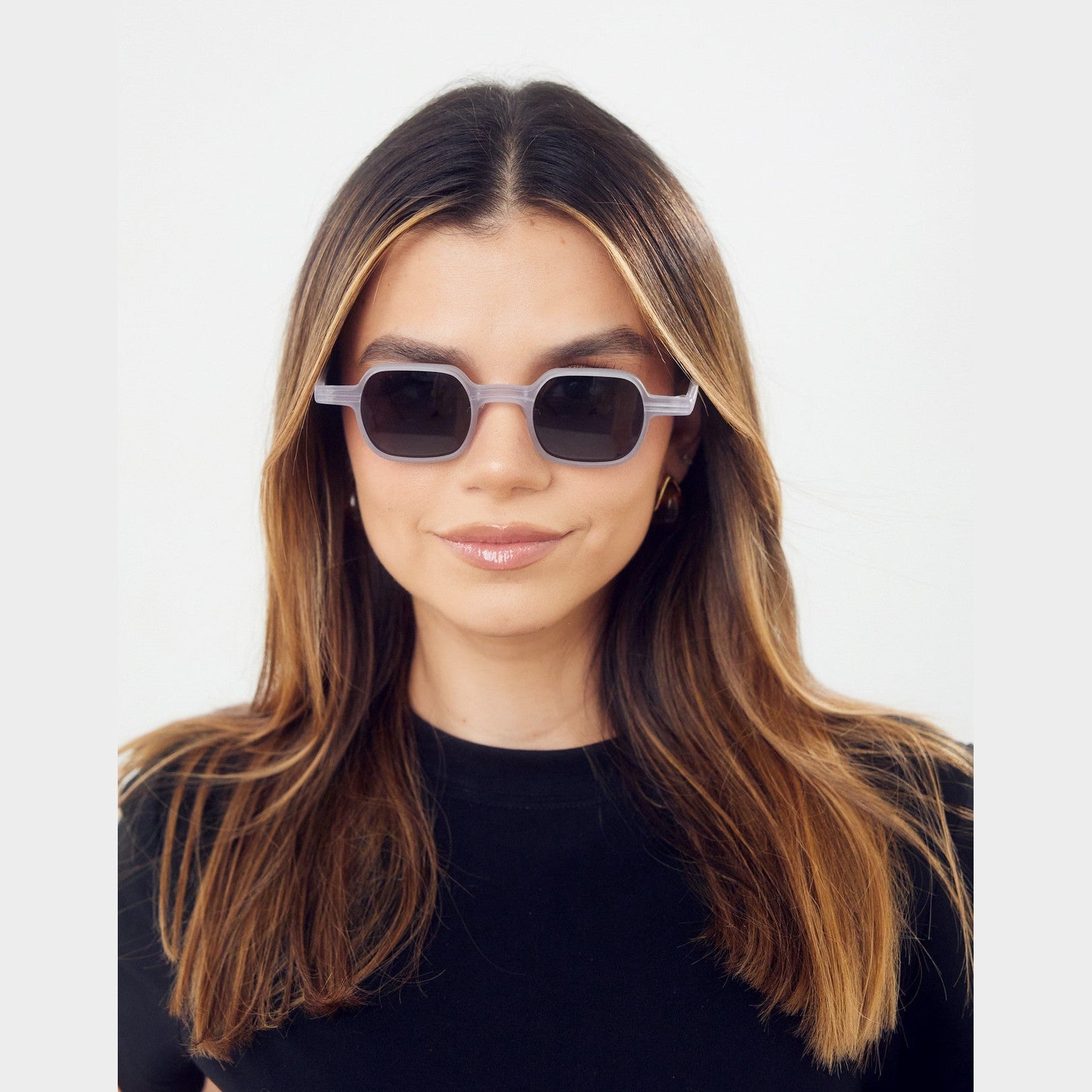 Lentes de sol LUNE de Solivo mostrando un diseño elegante y moderno ideal para cualquier ocasión.