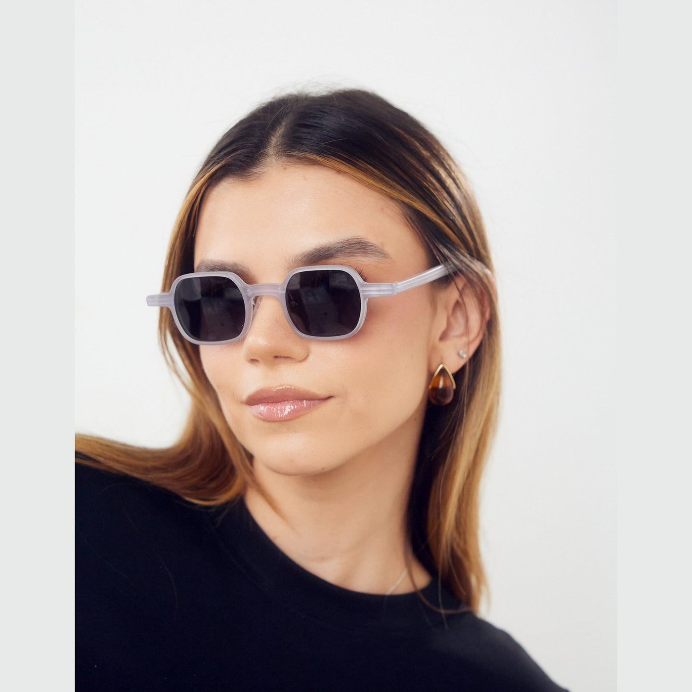 Detalle de los lentes de sol LUNE Gris de Solivo Eyewear — filtro UV400, visión nítida