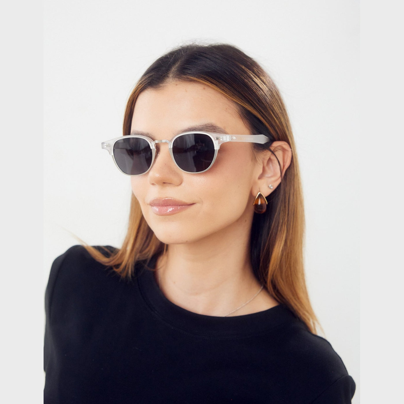 Detalle de los lentes de sol LUX Gris de Solivo Eyewear — filtro UV400, diseño premium
