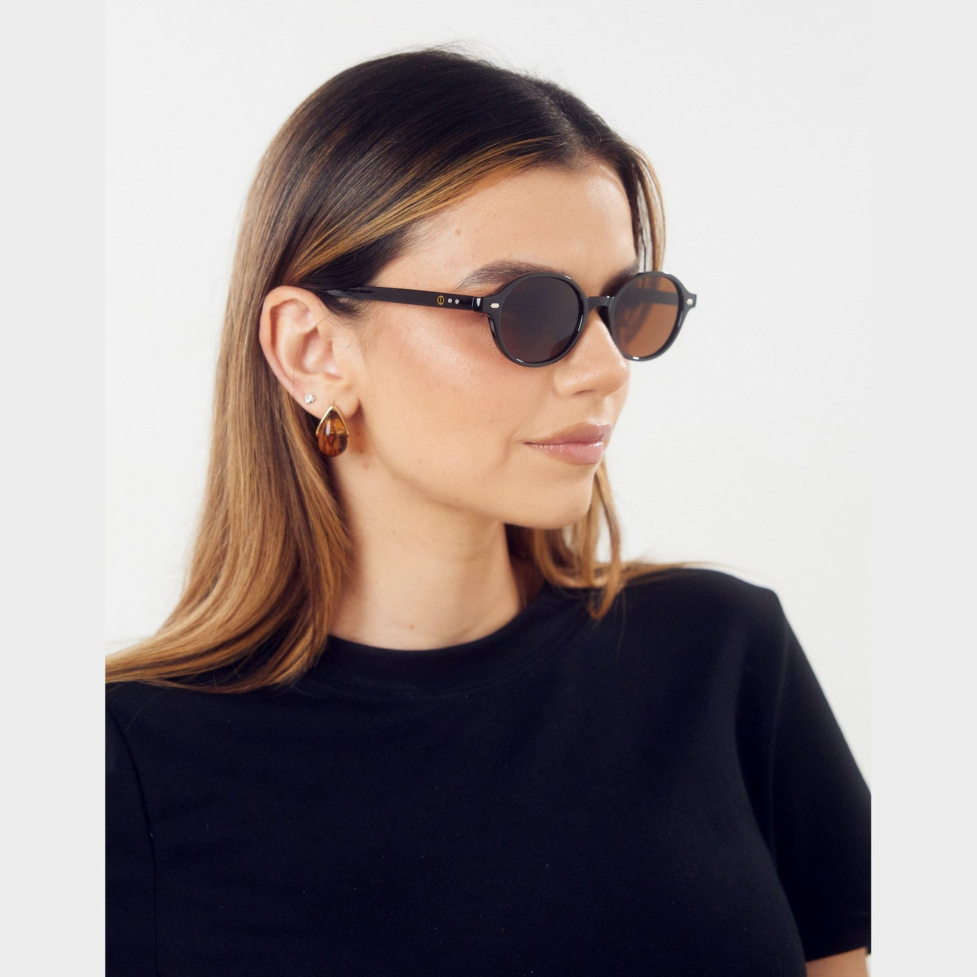 Detalle de los lentes de sol NYCA Negro de Solivo Eyewear — filtro UV400, estilo sofisticado