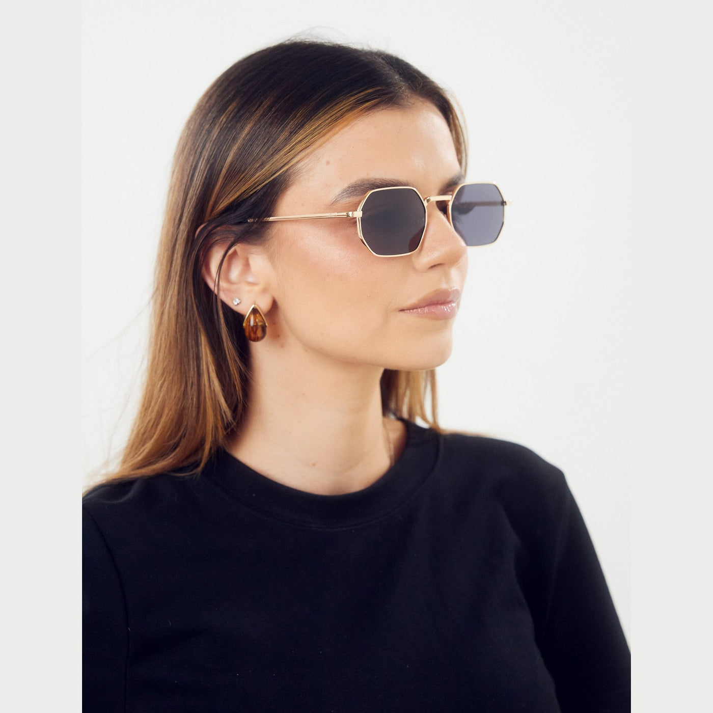 Detalle de los lentes de sol OSAK Negro Dorado de Solivo Eyewear — filtro UV400, estilo premium