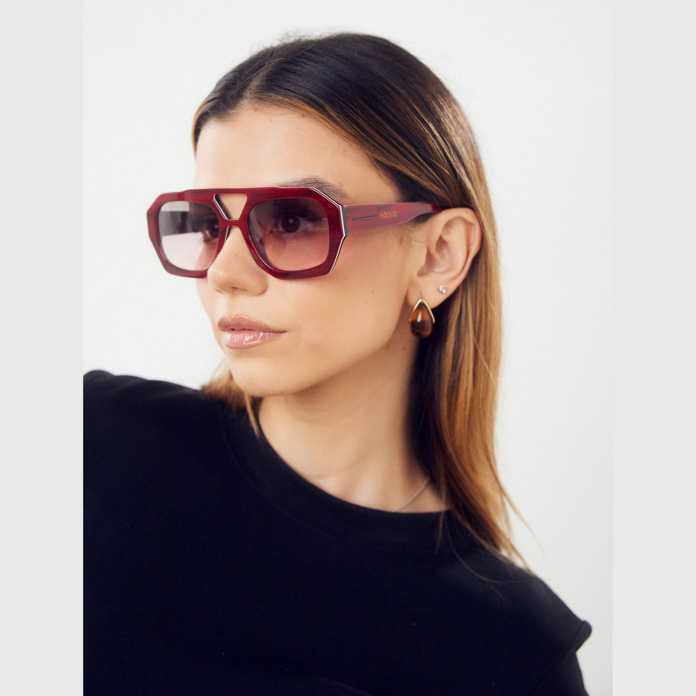 Detalle de los lentes de sol Oro Vino de Solivo Eyewear — filtro UV400, diseño metálico