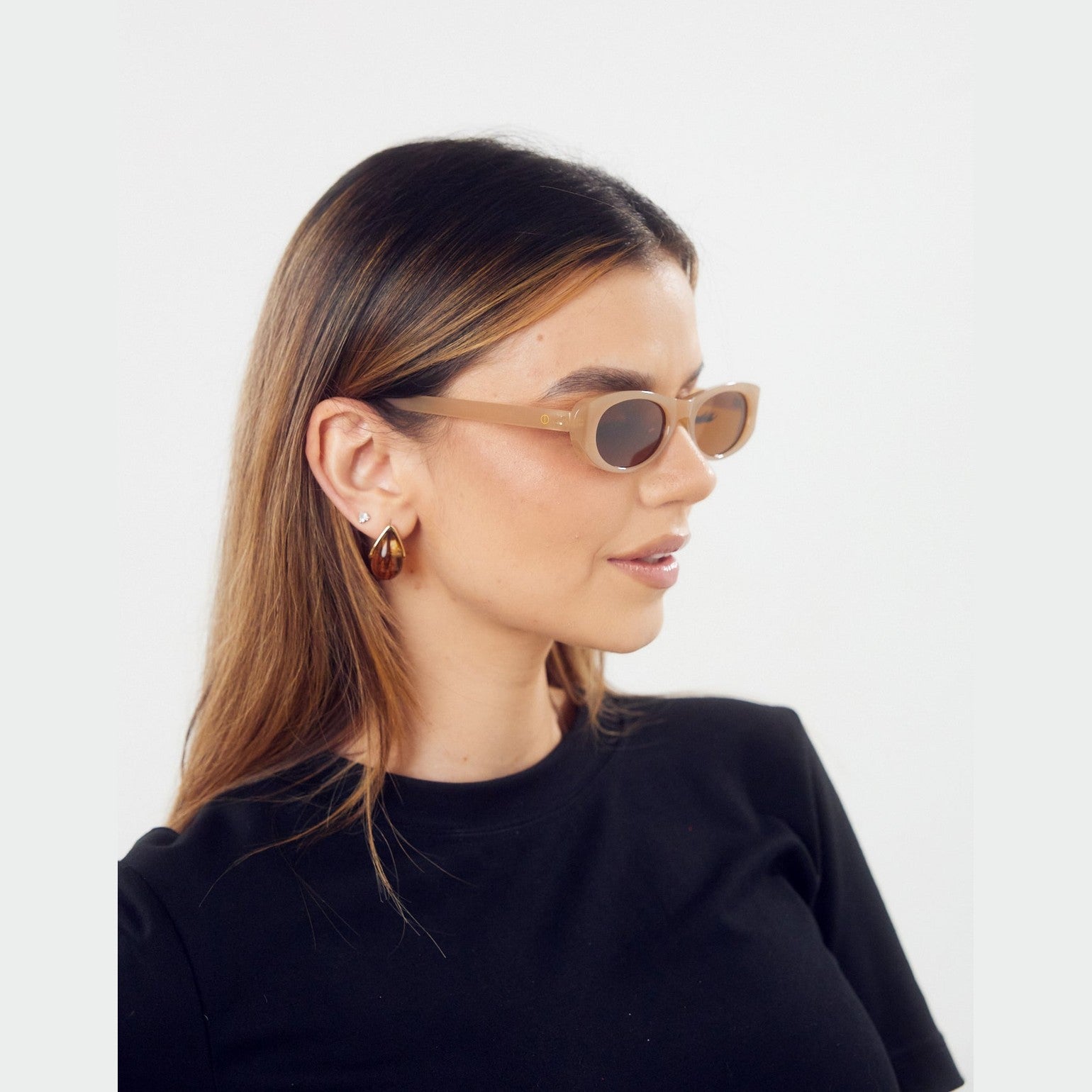 Vista lateral de los lentes de sol BOST de Solivo, diseño elegante y ligero ideal para días soleados.