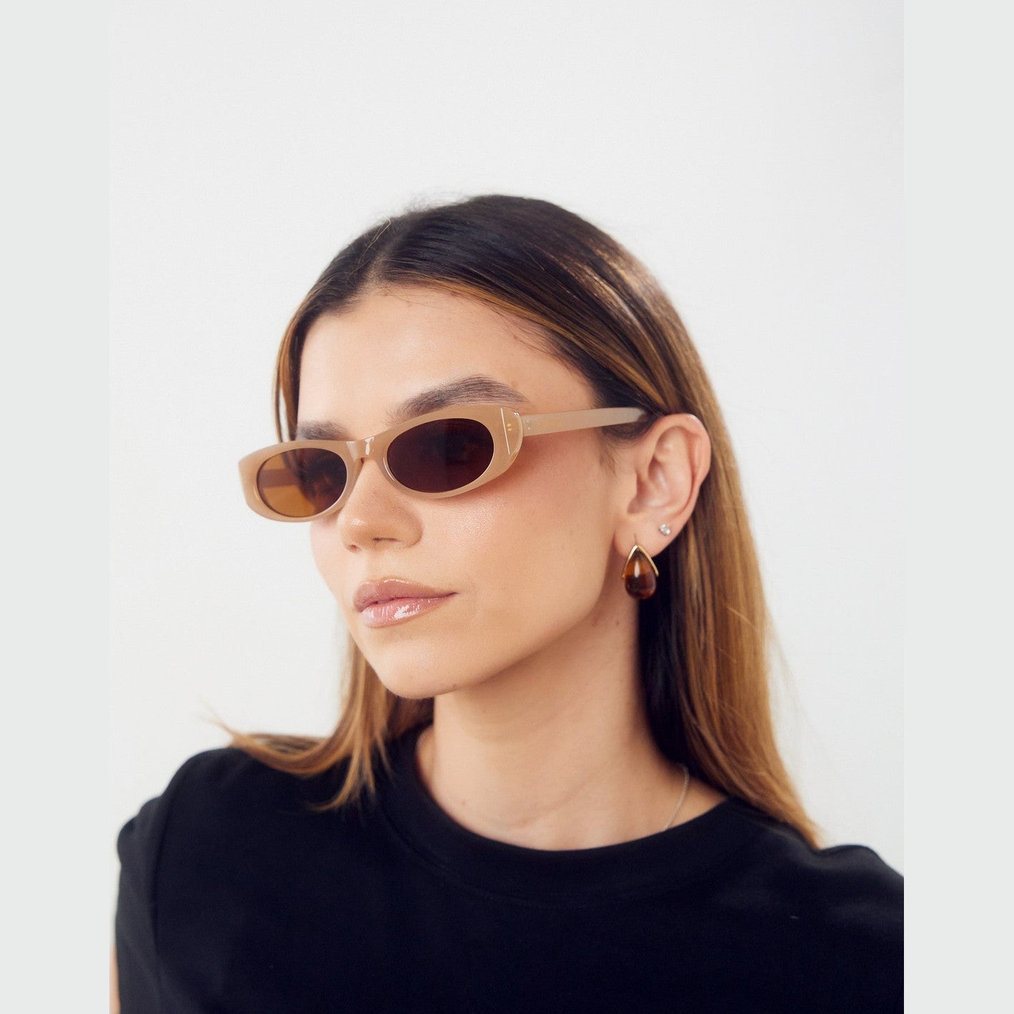 Lentes de sol BOST de Solivo en color beige, perfectos para combinar estilo y protección UV400.