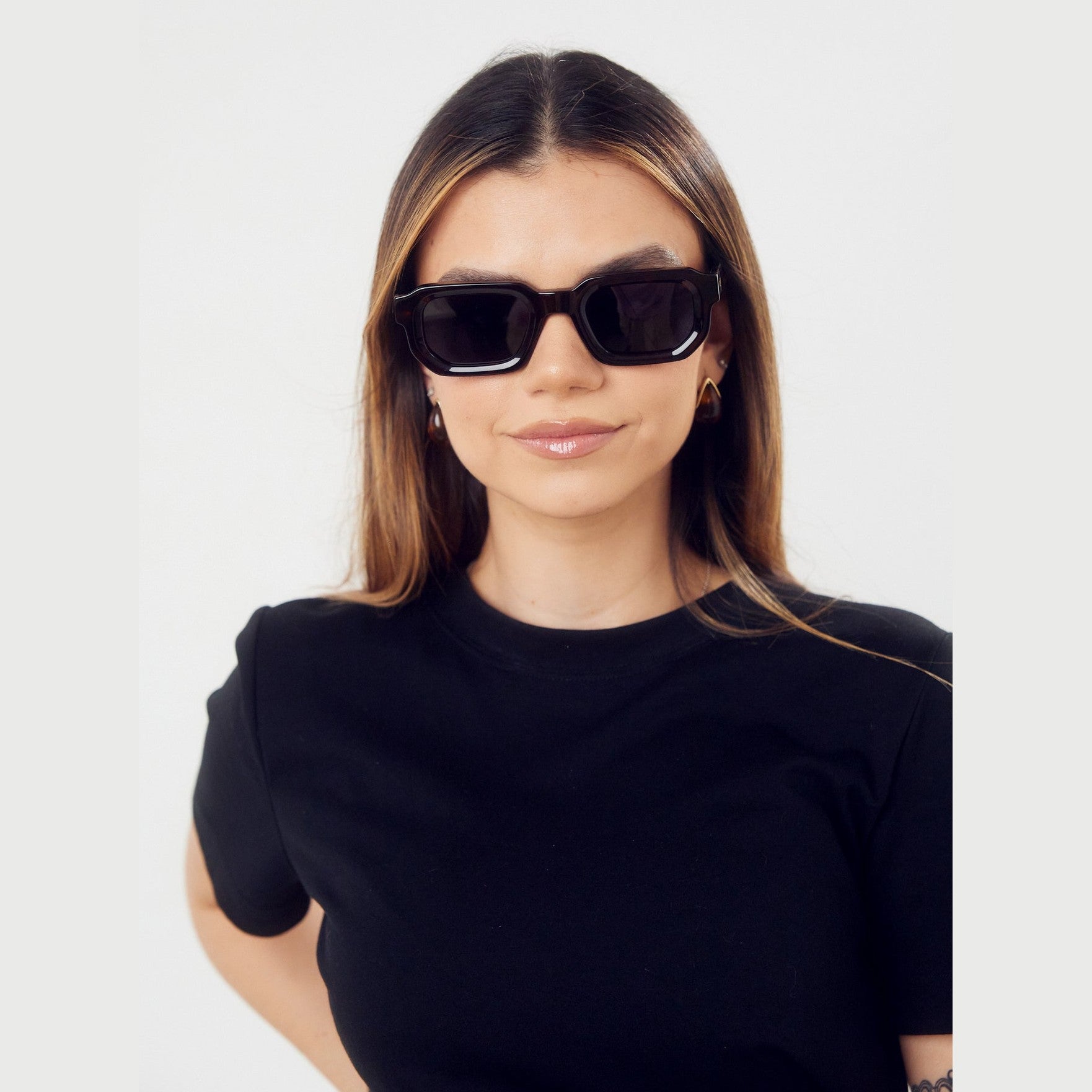 Lentes de sol Évo de Solivo en color negro, con diseño elegante y protección UV400, ideales para disfrutar del sol en la playa.