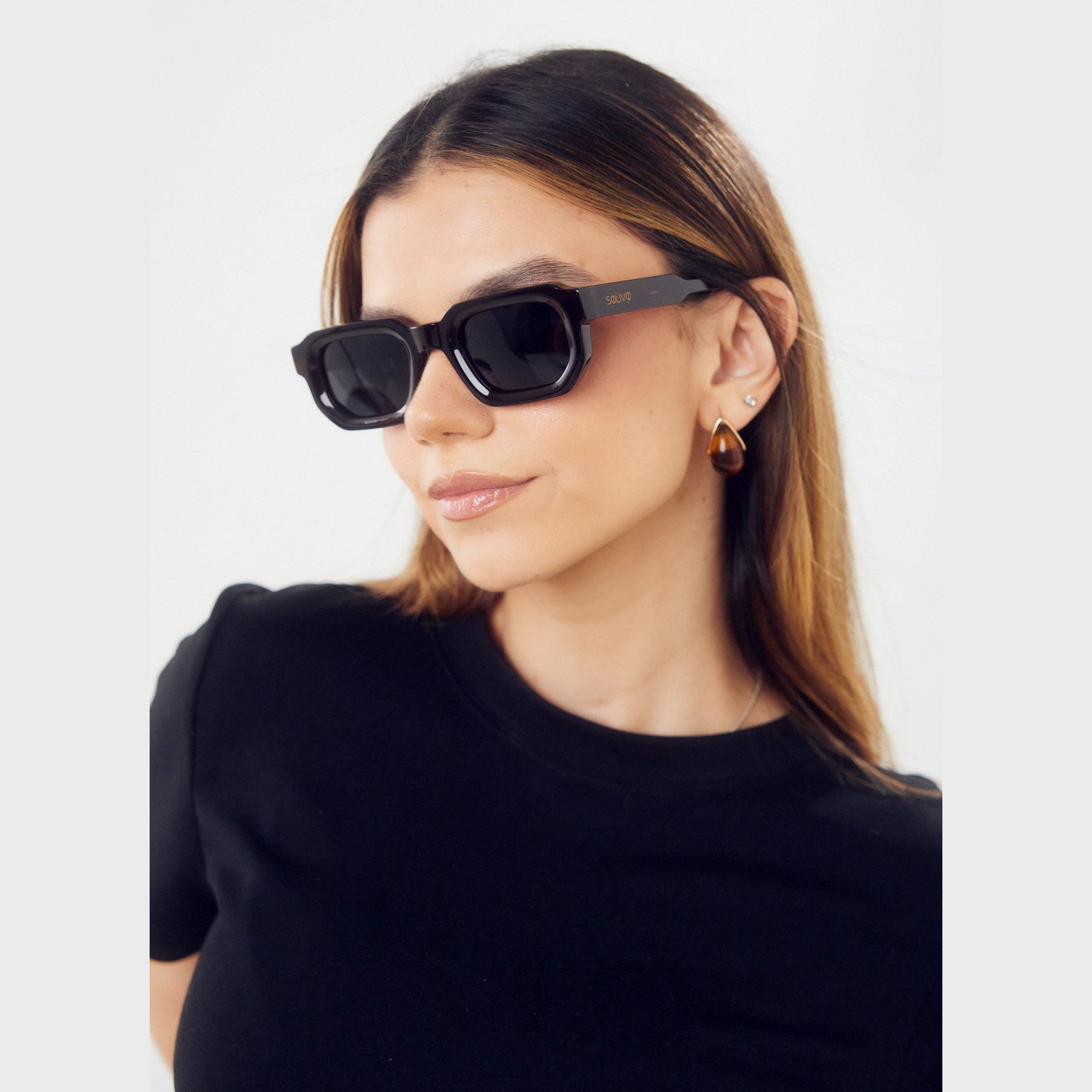 Vista frontal de los lentes Évo de Solivo, gafas de sol polarizadas que reducen el deslumbramiento y complementan tu estilo moderno.