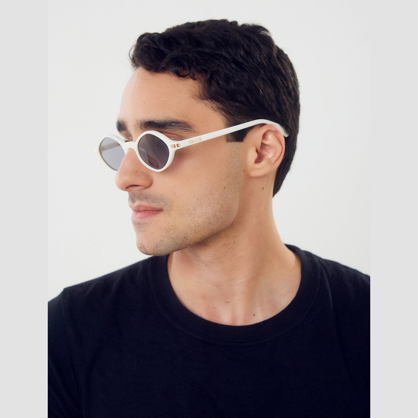 Detalle de los lentes de sol MIAM Blanco Gris de Solivo Eyewear — filtro UV400, elegancia y funcionalidad