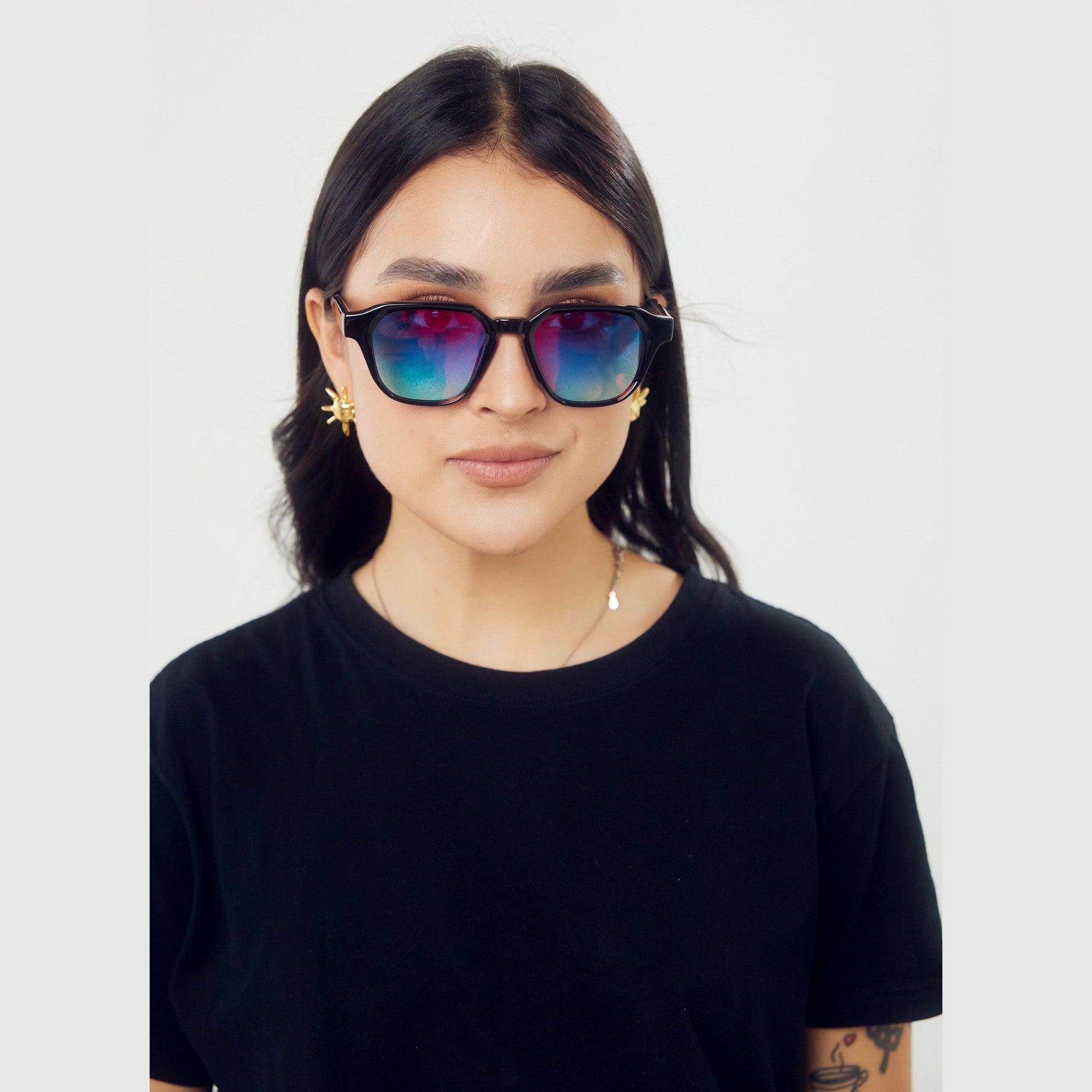 Lentes del sol LUXA de Solivo en color negro lila, el complemento perfecto para un look sofisticado, que brinda protección UV400 y tecnología de lentes polarizados.