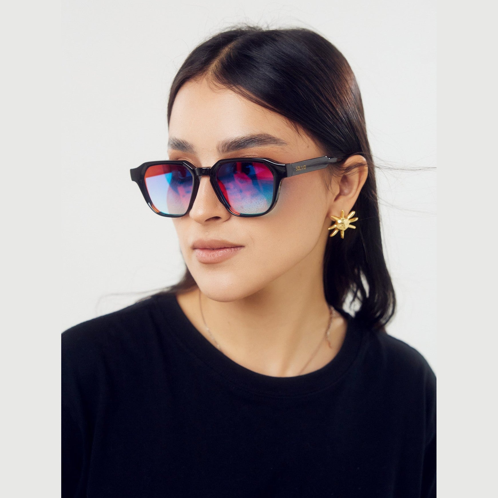 Estilo elegante de los lentes LUXA de Solivo, ideales para disfrutar del sol en Costa Rica, combinando moda y funcionalidad con un diseño moderno.