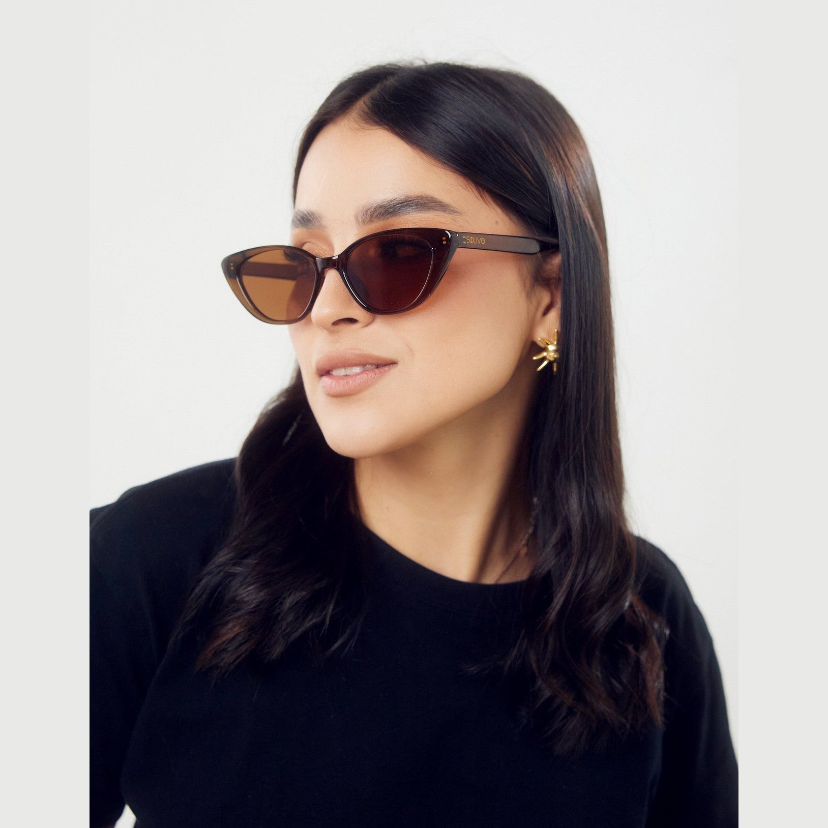 Lentes de sol LIA de Solivo en un fondo moderno, ideales para un look elegante y sofisticado.