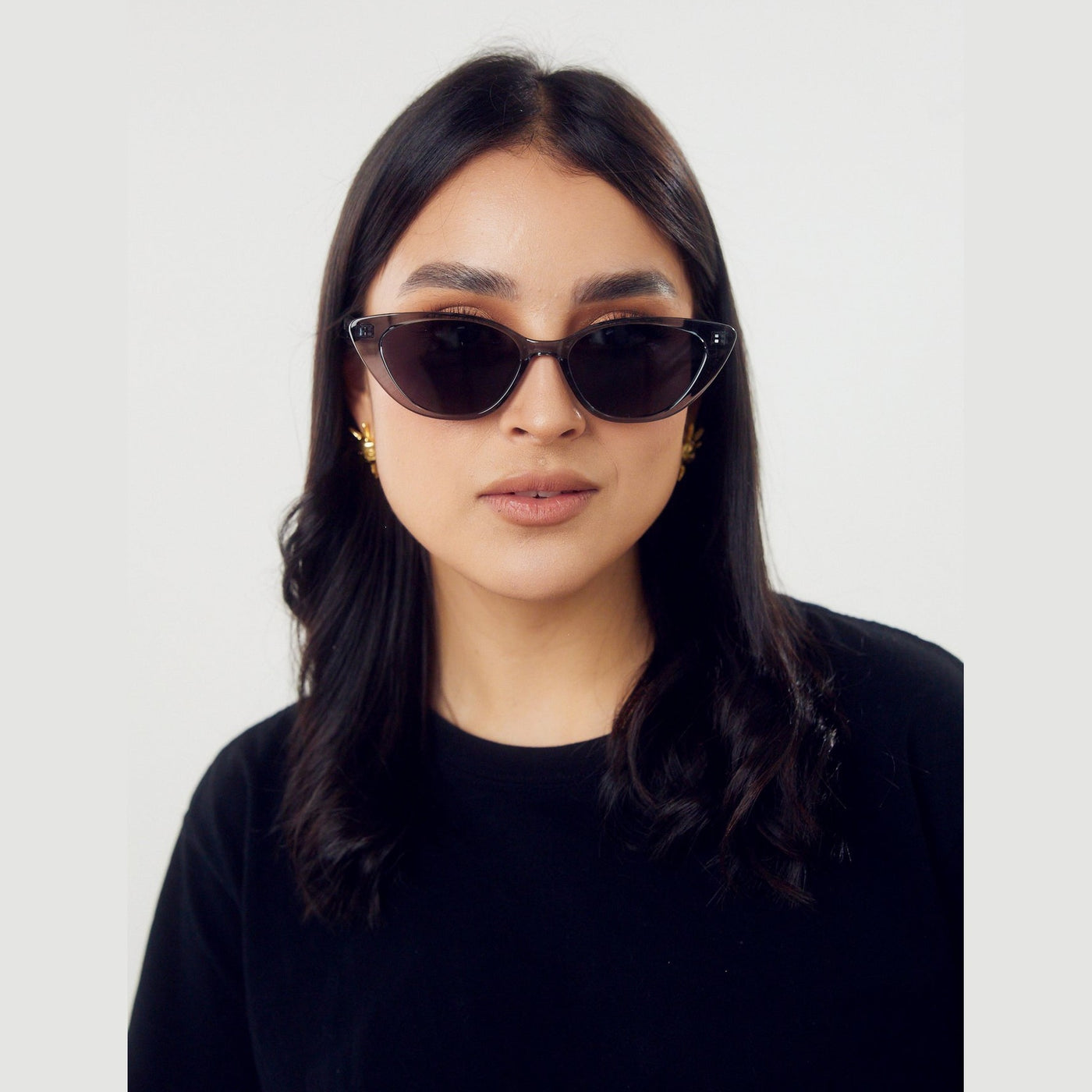 Detalle de los lentes de sol LIA Café de Solivo Eyewear — filtro UV400, diseño atractivo