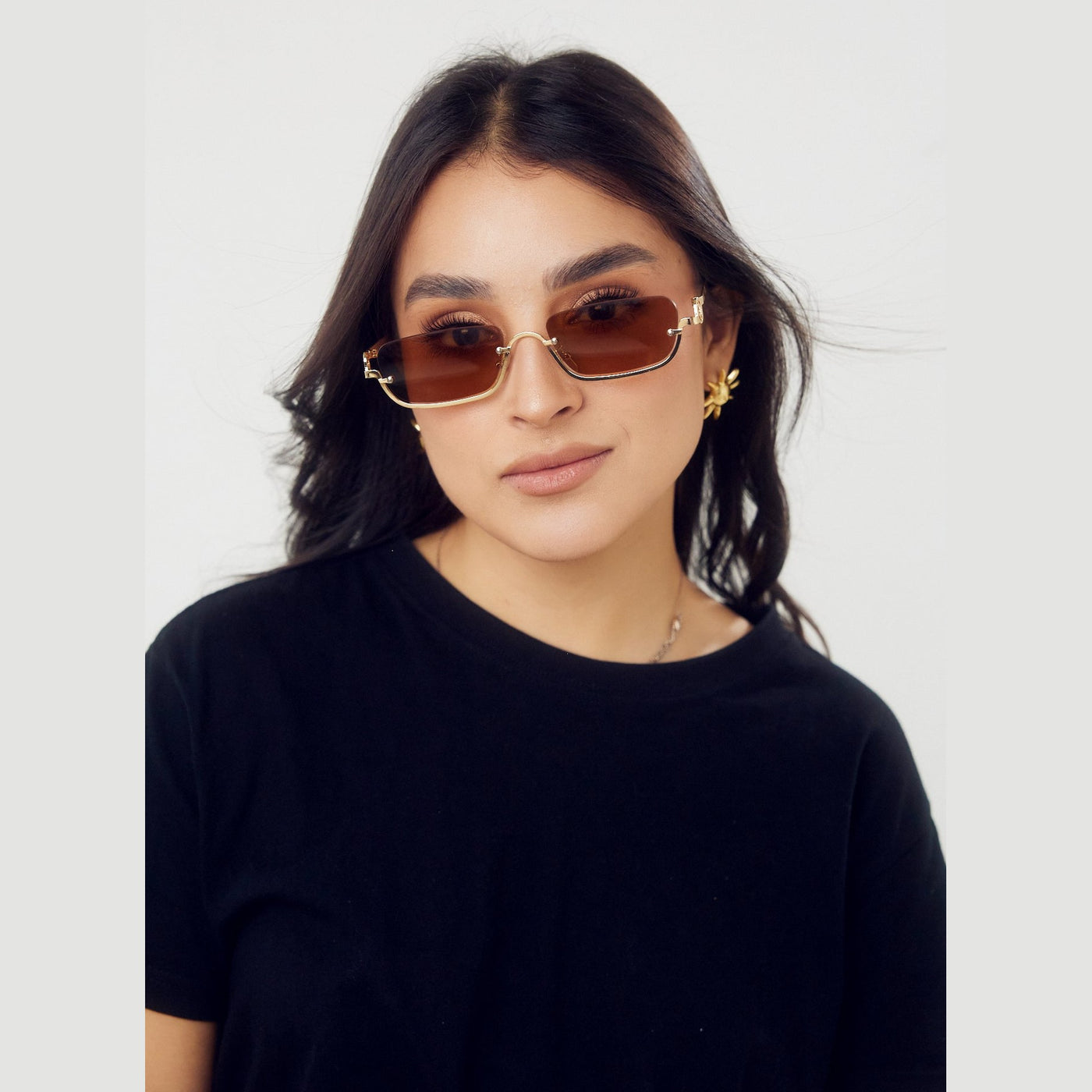 Lentes de sol TOKY de Solivo sobre una mesa de café, destacan por su diseño moderno y elegante, ideales para proteger tus ojos durante días soleados.