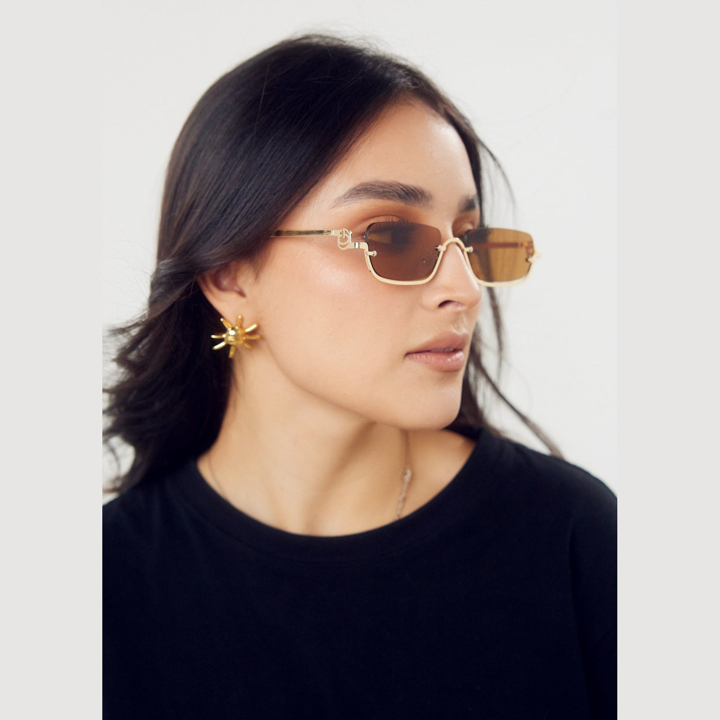 Mujer luciendo los lentes de sol TOKY de Solivo en un entorno urbano, combinando estilo y funcionalidad con protección UV400.