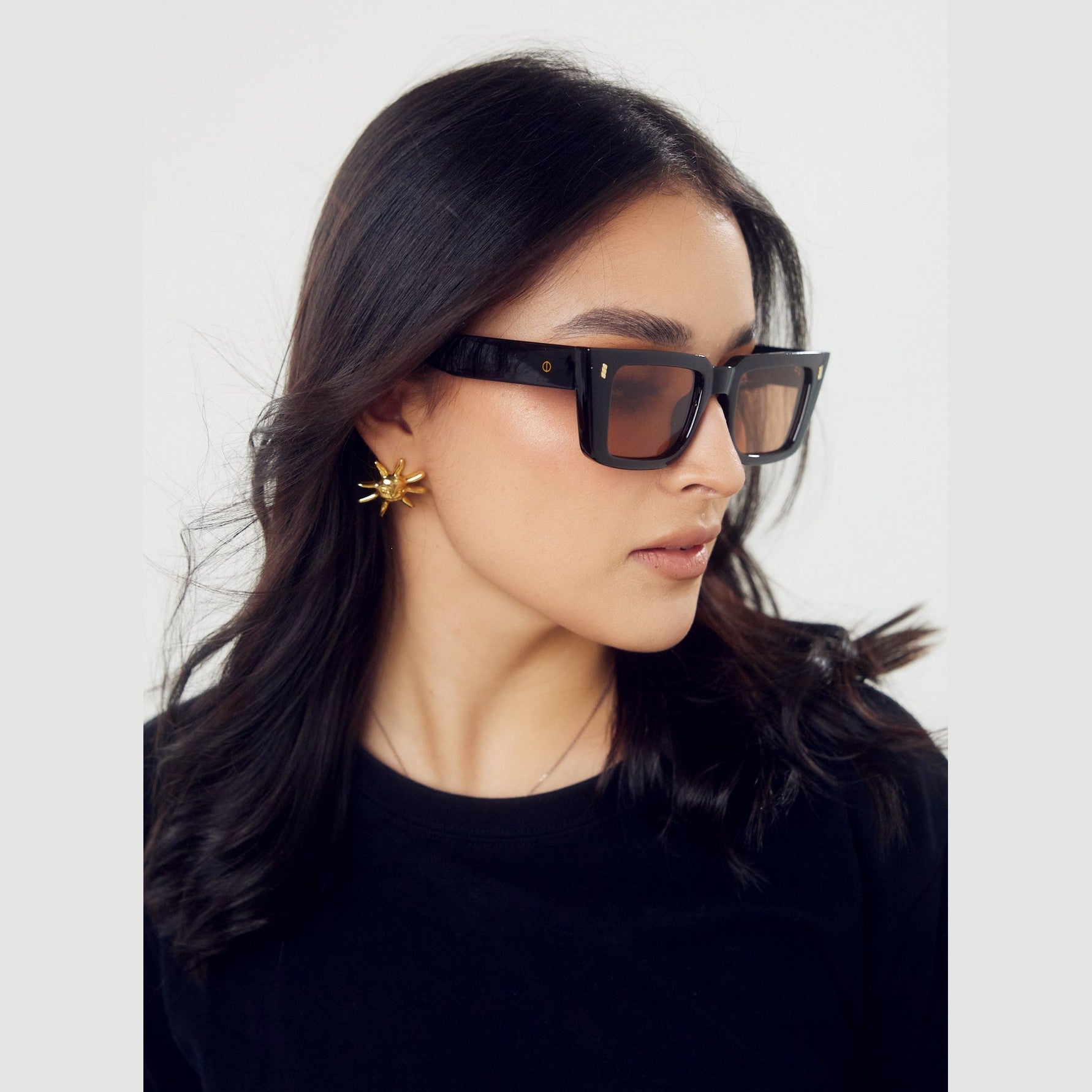 Lentes de sol Ray de Solivo en color negro, combinando estilo y protección ocular con cristales polarizados y diseño elegante para un look moderno.