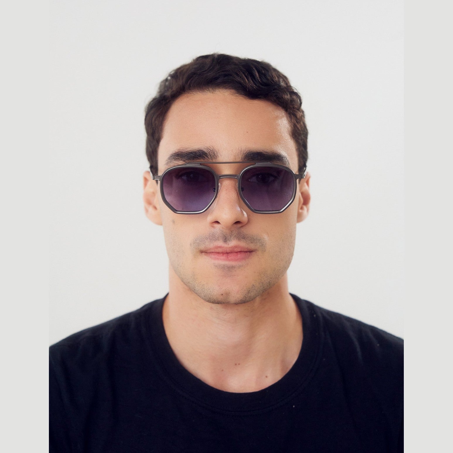 Lentes de sol Vee de Solivo en color plateado azul, perfectos para combinar estilo y protección bajo el sol.