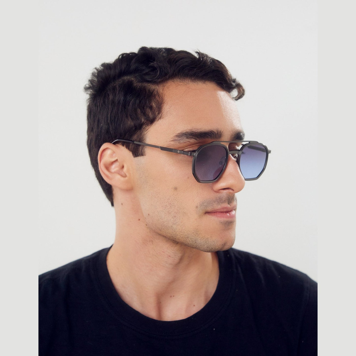 Detalle de los lentes de sol Vee Plateado Azul de Solivo Eyewear — filtro UV400, diseño elegante