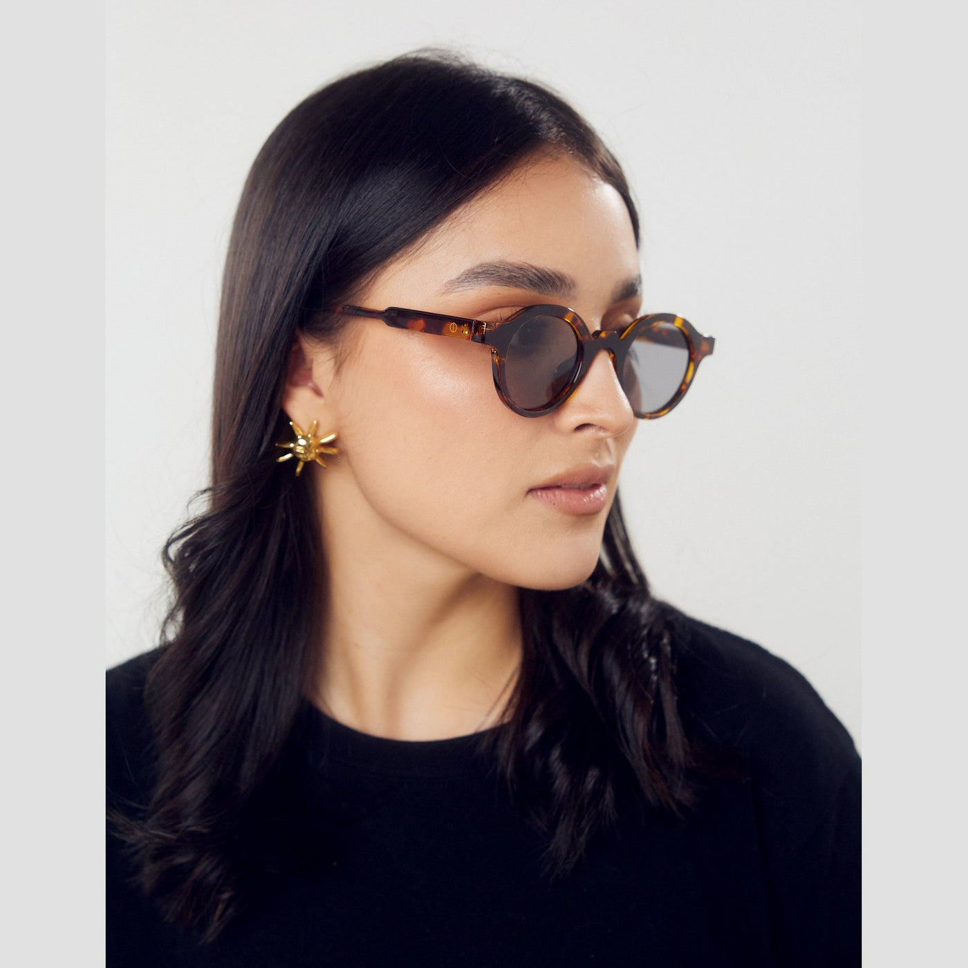 Detalle de los lentes de sol PRAG Café de Solivo Eyewear — filtro UV400, toque premium