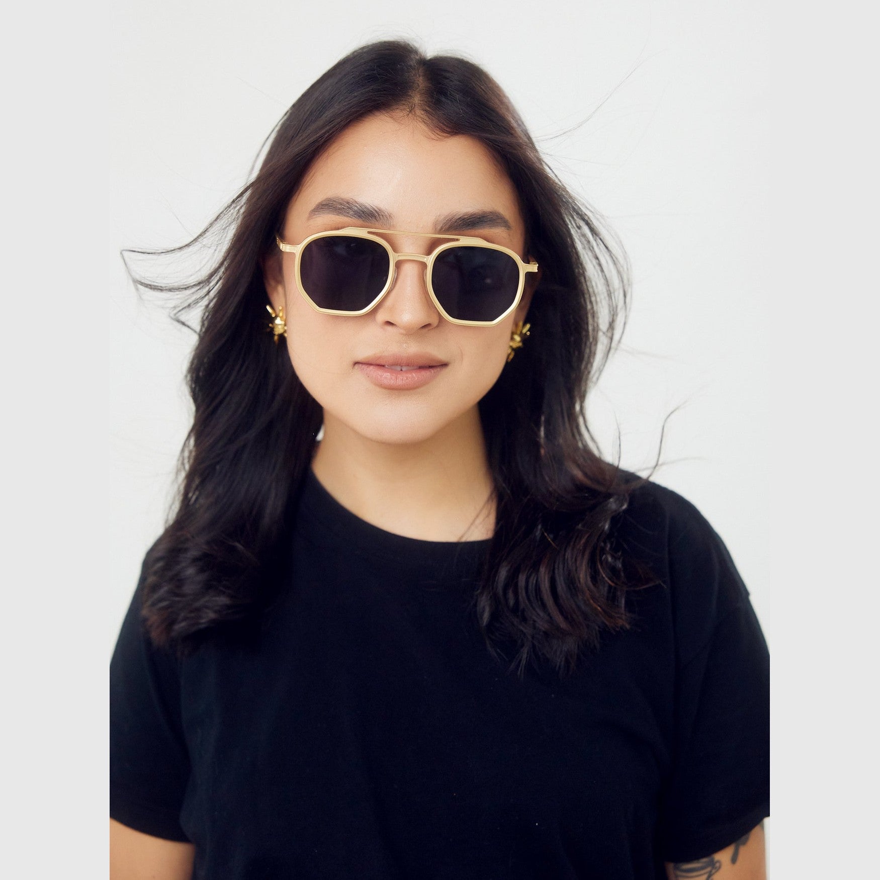 Lentes de sol Vee de Solivo en color dorado negro, estilo moderno y elegante, ideales para proteger tus ojos del sol en Costa Rica.