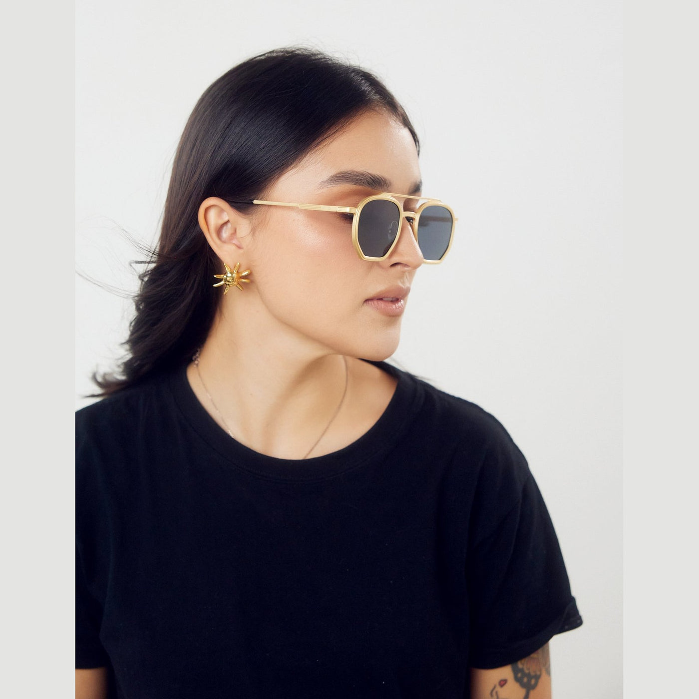 Detalle de los lentes de sol Vee Dorado Negro de Solivo Eyewear — filtro UV400, diseño atractivo