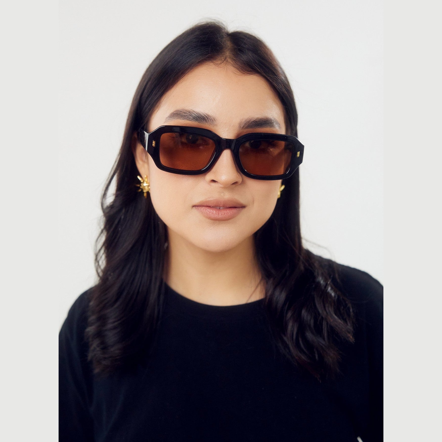 Diseño moderno de los lentes de sol BEA de Solivo en color Negro Café, perfectos para cualquier ocasión y para disfrutar del sol.