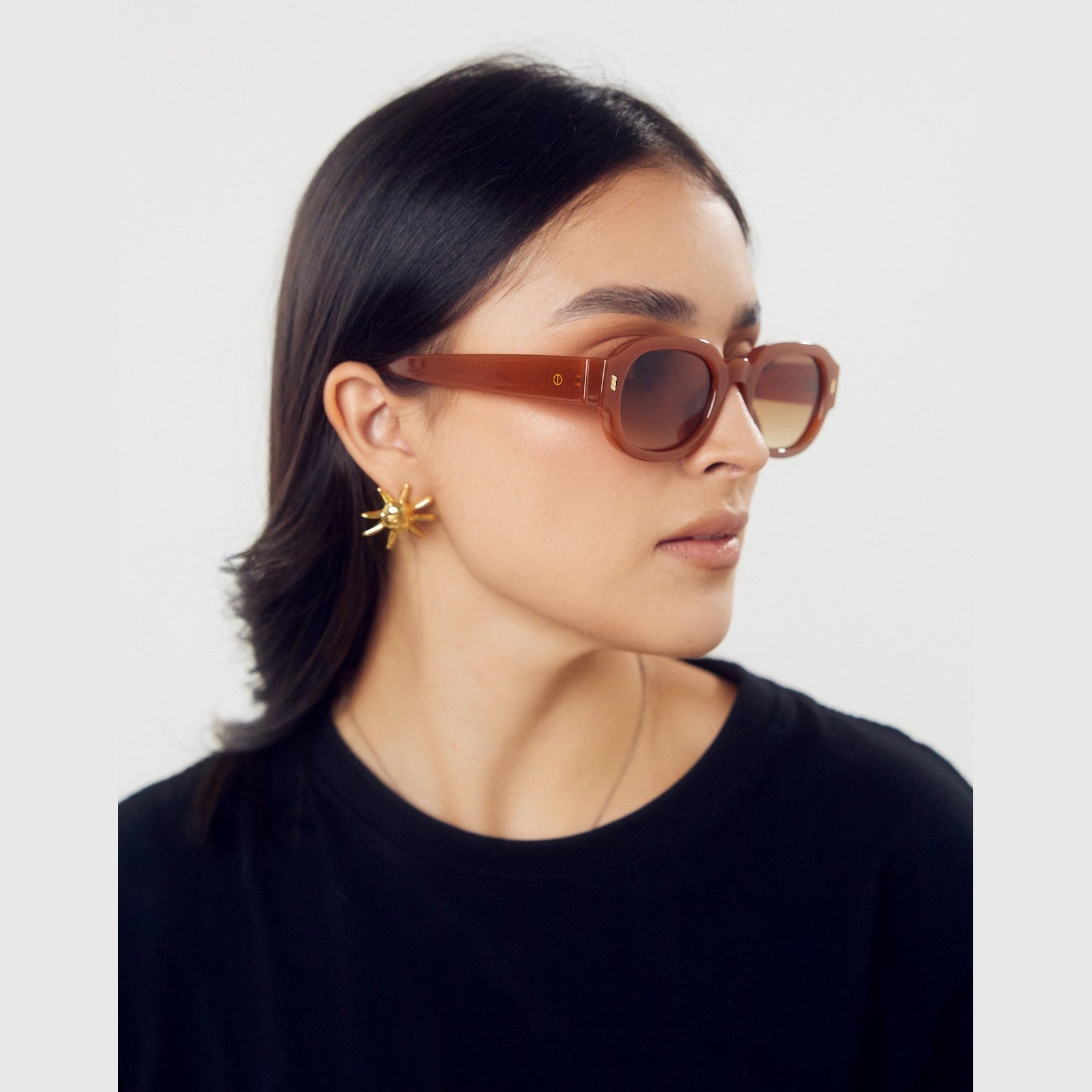 Close-up de los lentes polarizados Ely de Solivo, perfectos para reducir el deslumbramiento y disfrutar del aire libre con estilo.