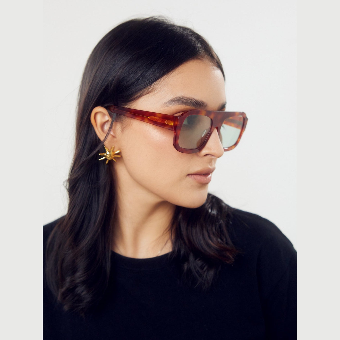 Detalle de los lentes de sol Élan Negro de Solivo Eyewear — filtro UV400, diseño elegante