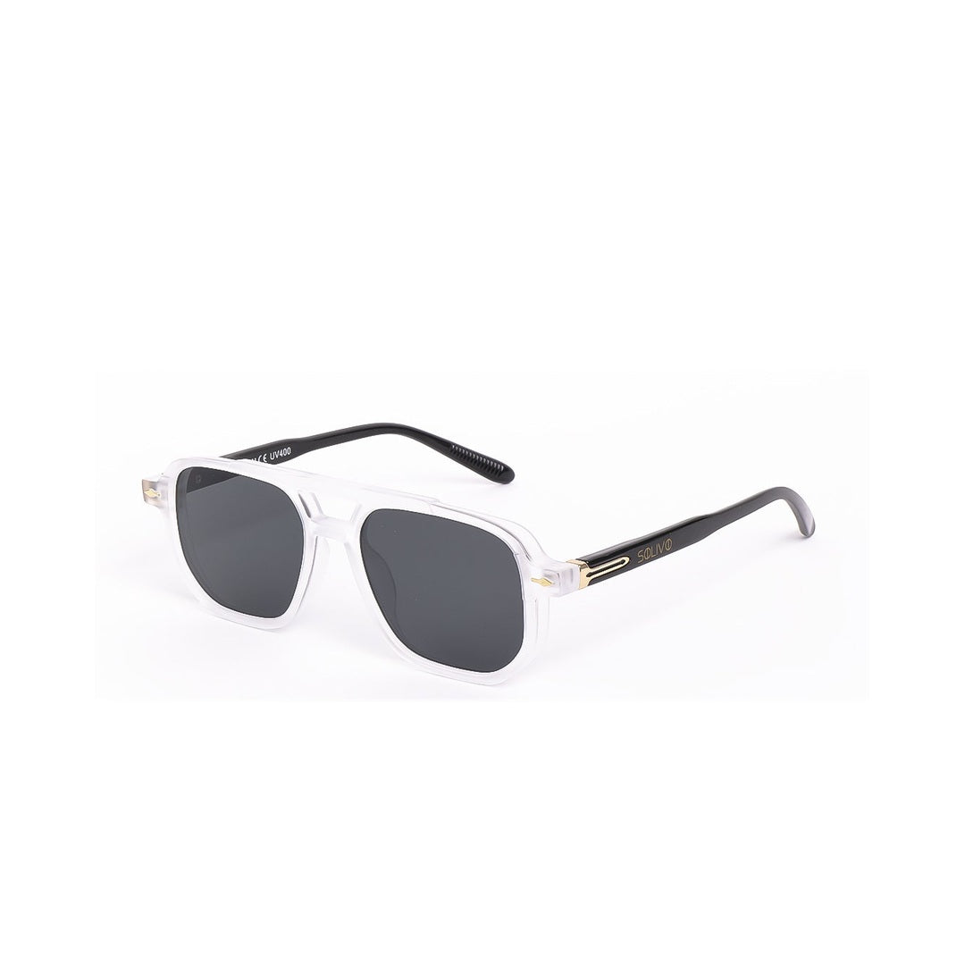 Lentes de sol SYND de Solivo, con marco claro y detalles en negro, perfectamente diseñados para combinar moda y funcionalidad en cualquier ocasión.