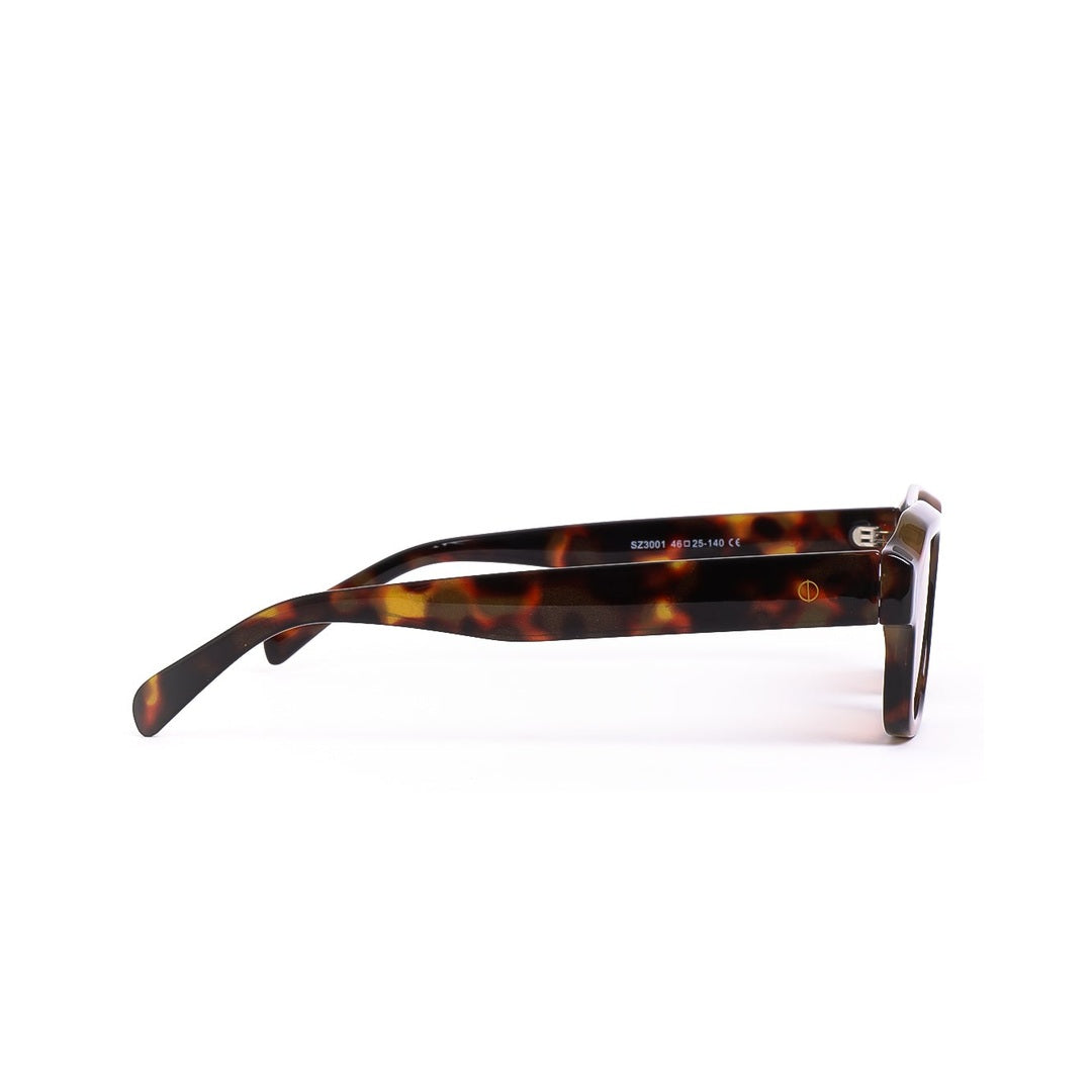 Detalle de los lentes del sol VIO de Solivo, mostrando la montura estilizada en tonos carey, diseñada para proteger los ojos mientras se disfruta de la moda con un toque elegante.
