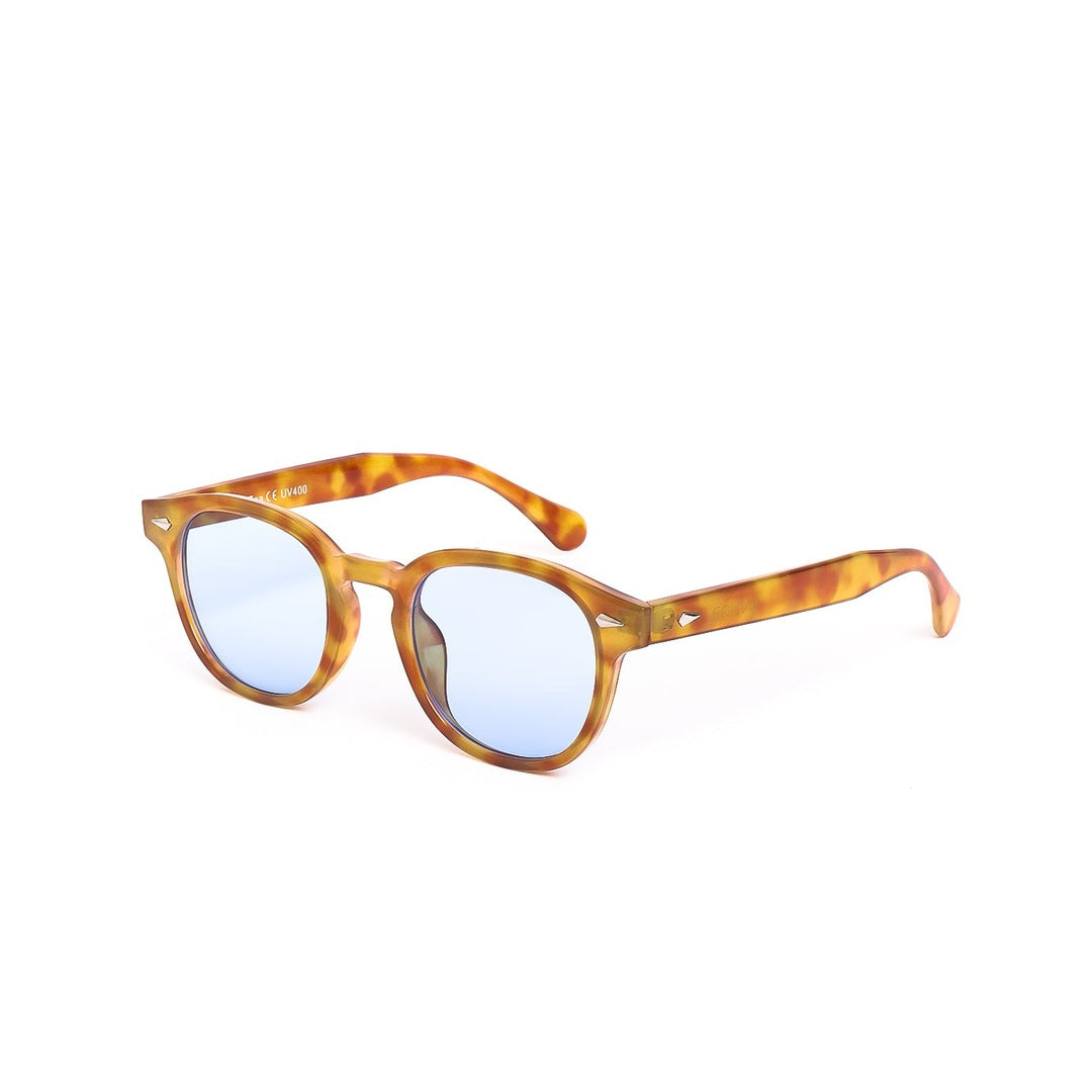 Perspectiva lateral de las gafas de sol ZEA de Solivo, destacando su marco sofisticado en color marrón y lentes azules, perfectas para el uso diario y actividades al aire libre.