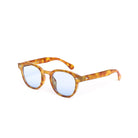 Perspectiva lateral de las gafas de sol ZEA de Solivo, destacando su marco sofisticado en color marrón y lentes azules, perfectas para el uso diario y actividades al aire libre.