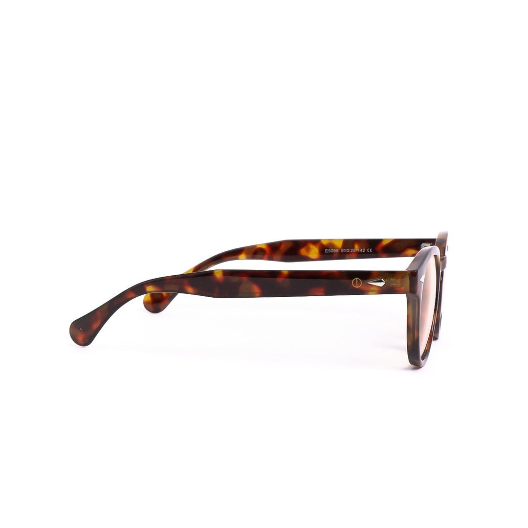 Lentes de sol ZEA de Solivo, enfoque lateral destacando los detalles en el marco y la calidad de construcción.