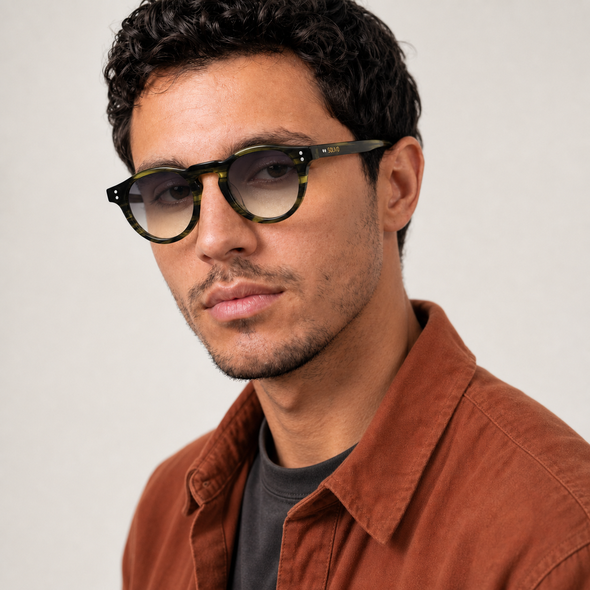 Modelo hombre con lentes de sol AKA Olivo Gris de Solivo